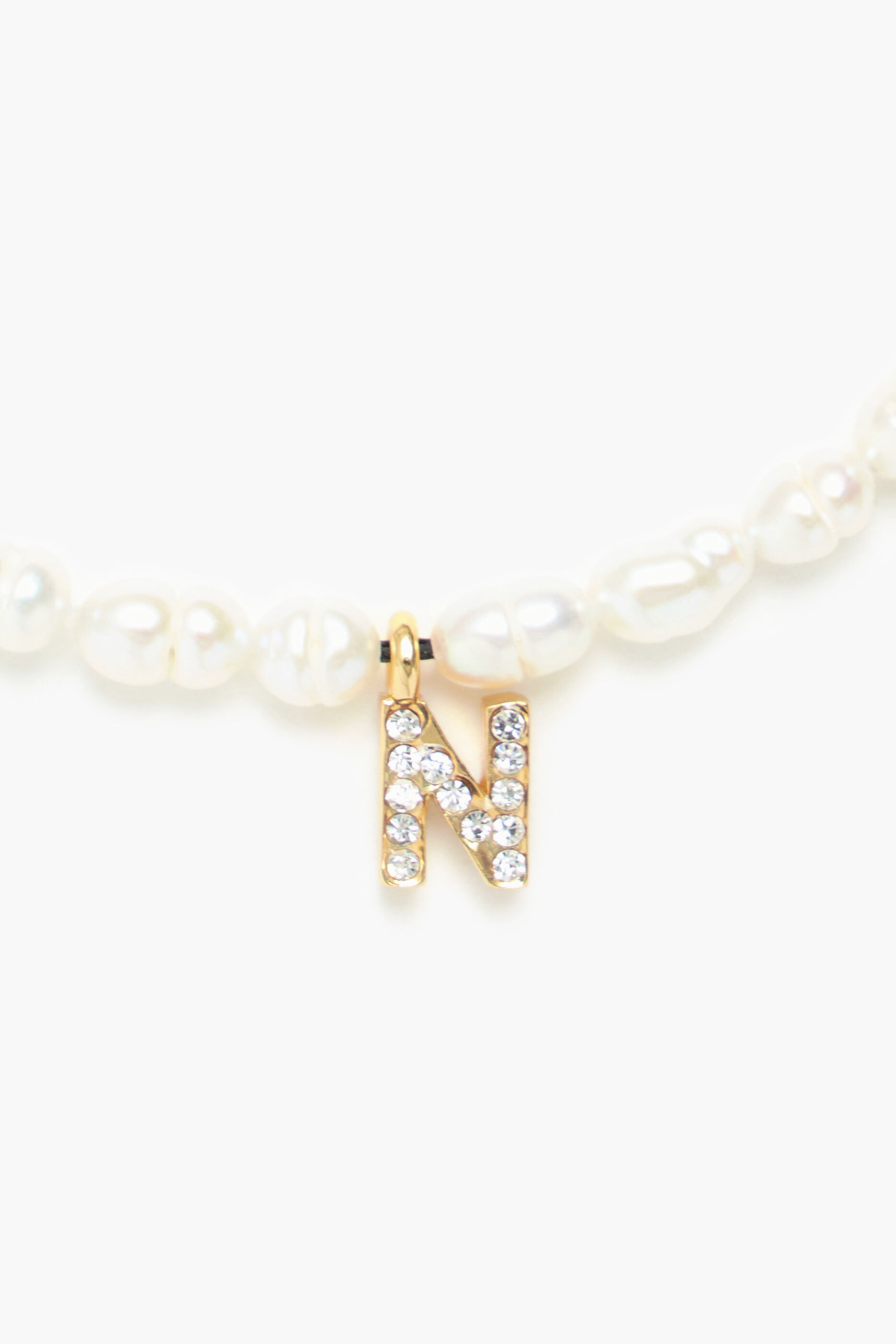Pulseira de pérolas com a letra N