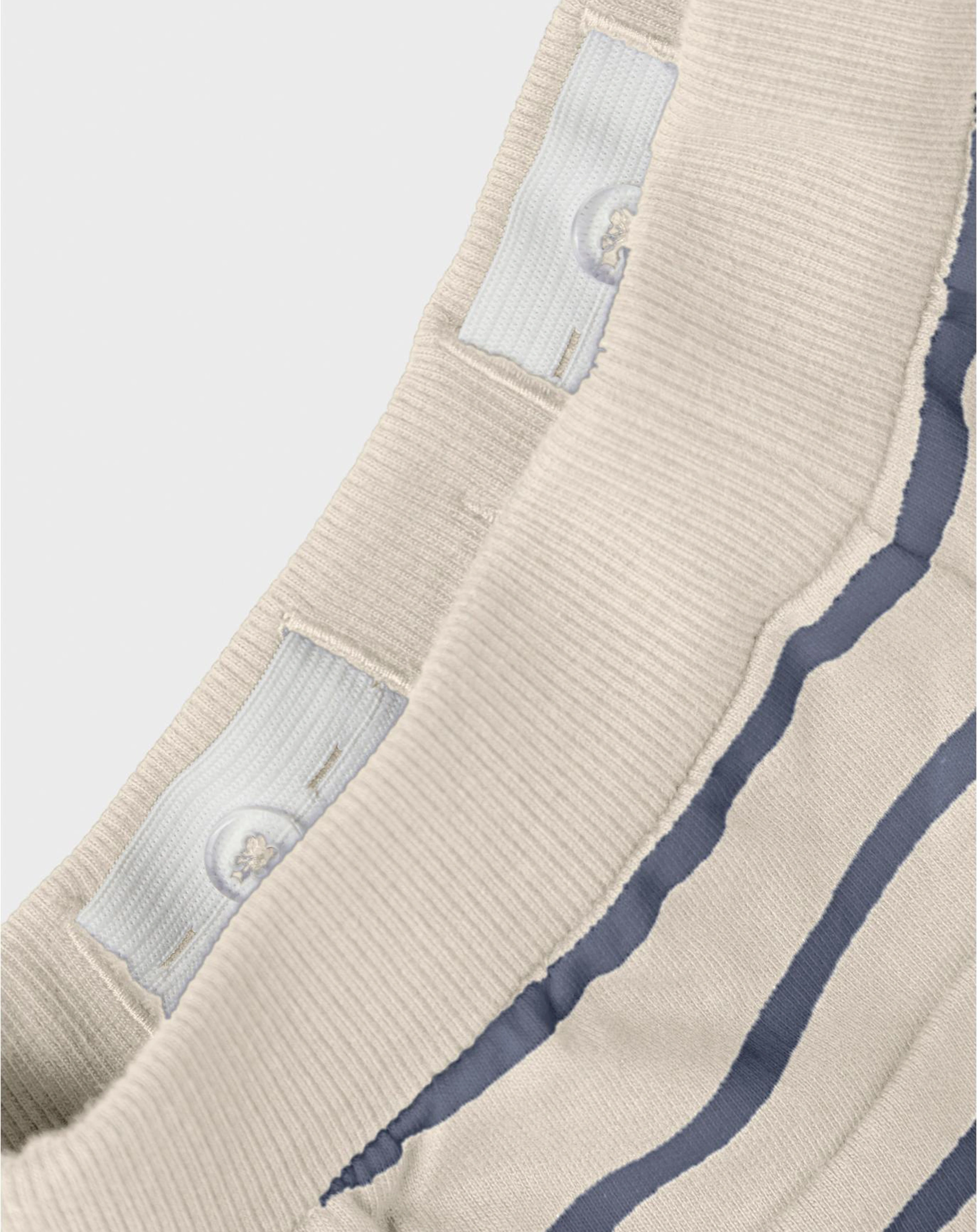 Sweatshorts NMMVIFELIX in white/grisaille
