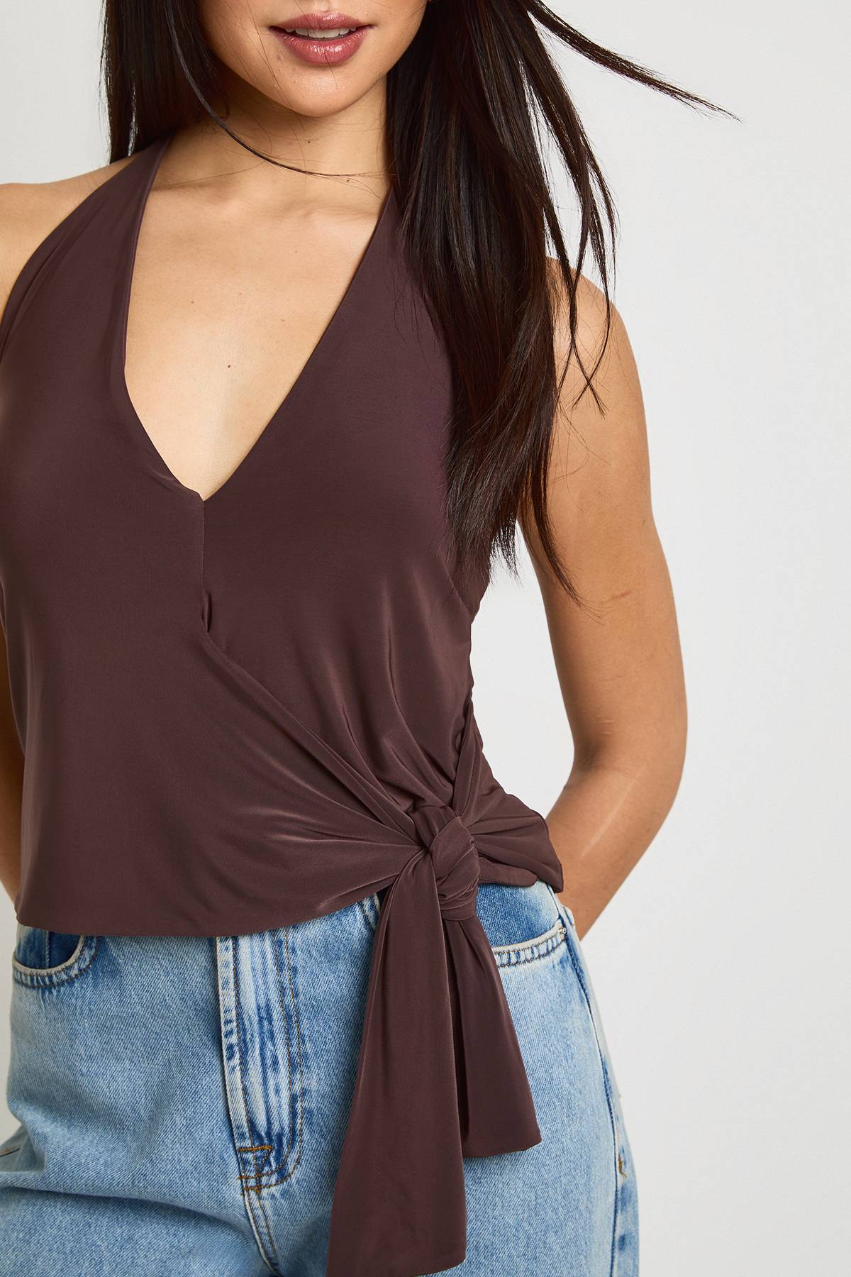 boohoo Haut Dos-Nu à Nœud en Maille Extensible