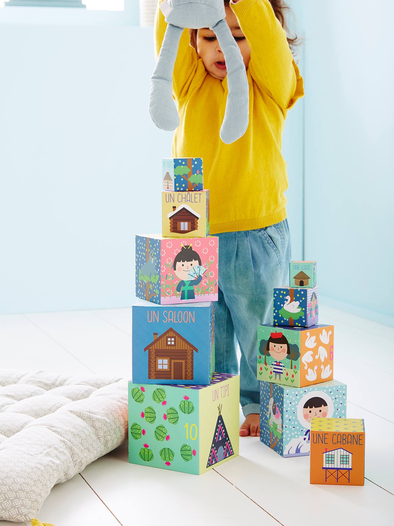 Pirâmide de 10 cubos multicoloridos
