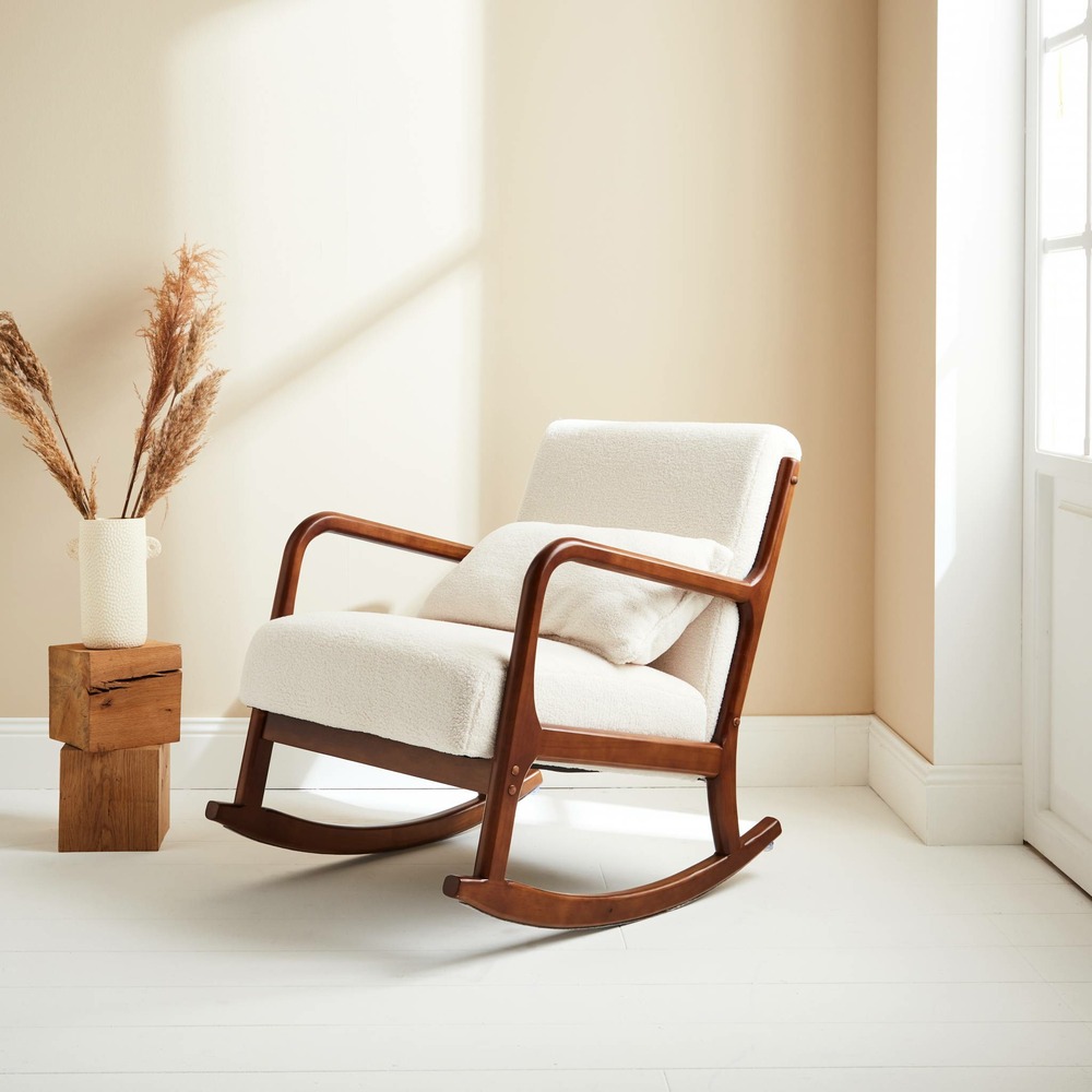 Fauteuil à bascule design en bois et tissu. Bouclettes blanches. Structure hévéa teinté noyer clair