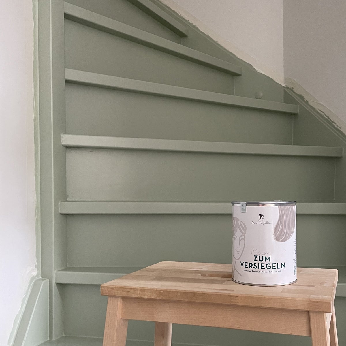 MissPompadour Matte Vernis 1L voor Binnengebruik - Parketlak, Kleurloze Houtlak - Transparante Lak voor Hout, Trappen, Parket - Sealer voor Krijtverf, Meubelverf, Meubellak - Transparante PU Acryl Vernis