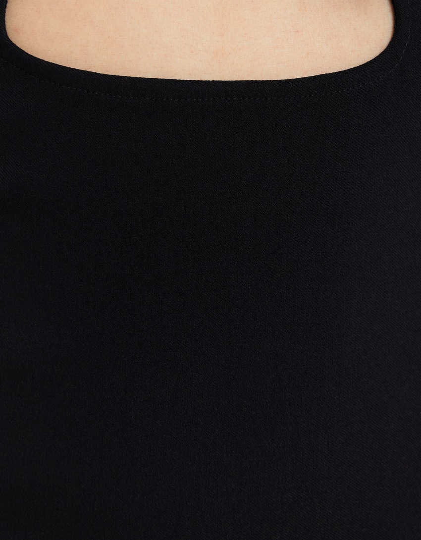 Vestido midi sem alças com recortes e fivelas.