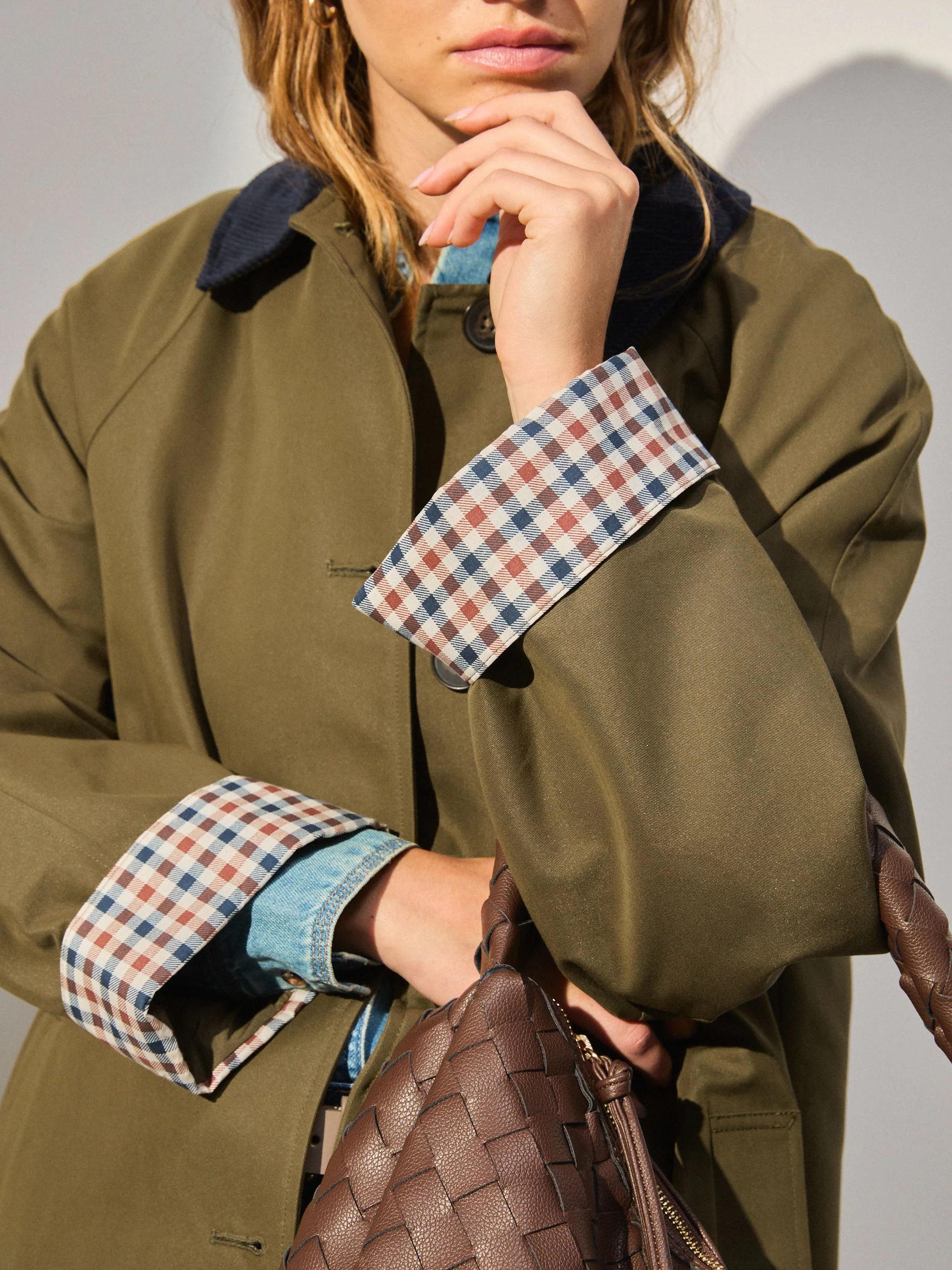 Kakigroen - Trenchcoat met contrasterende kraag