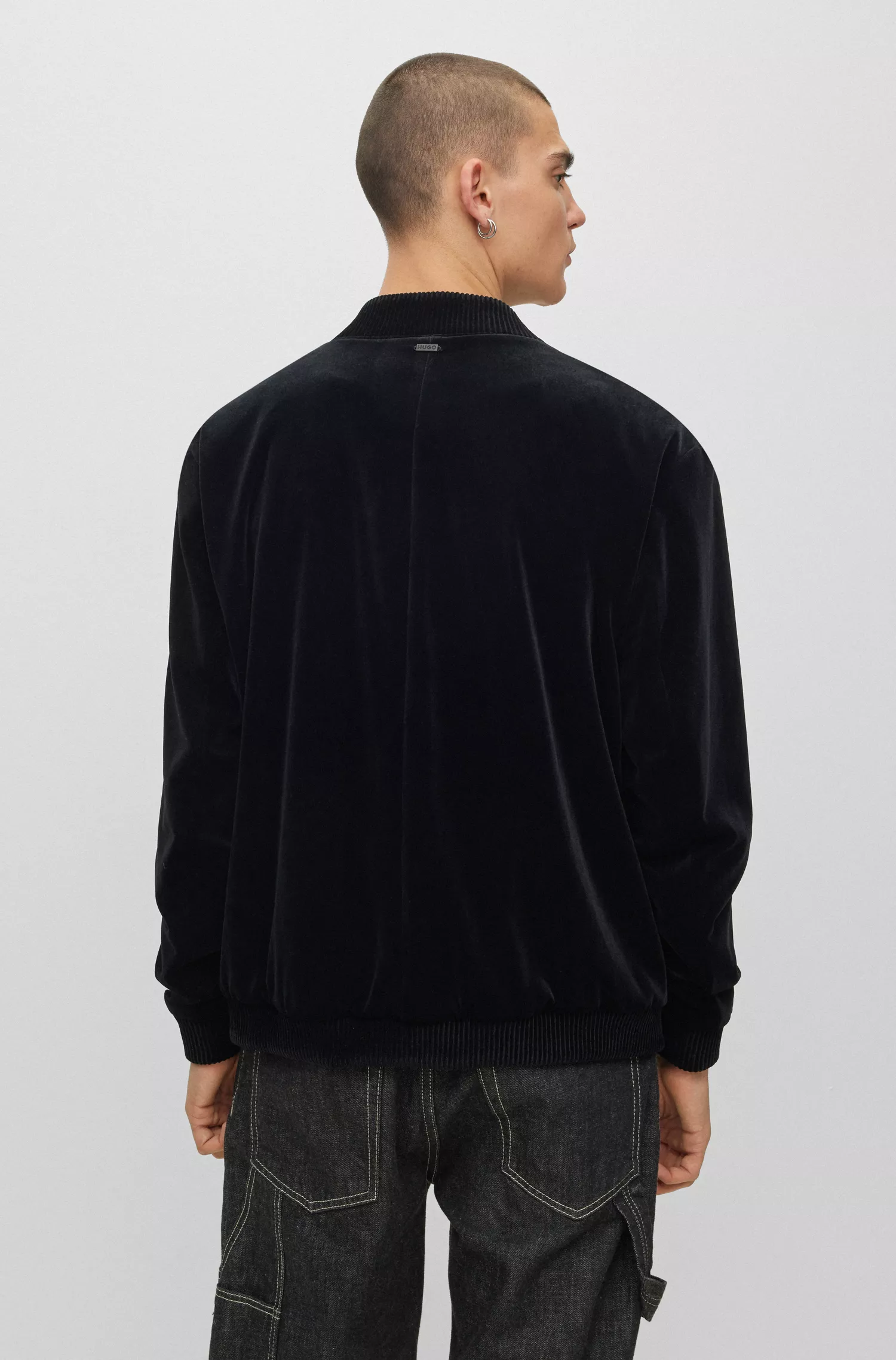 Jaqueta HUGO vermelha, corte slim com zíper, em veludo jersey.