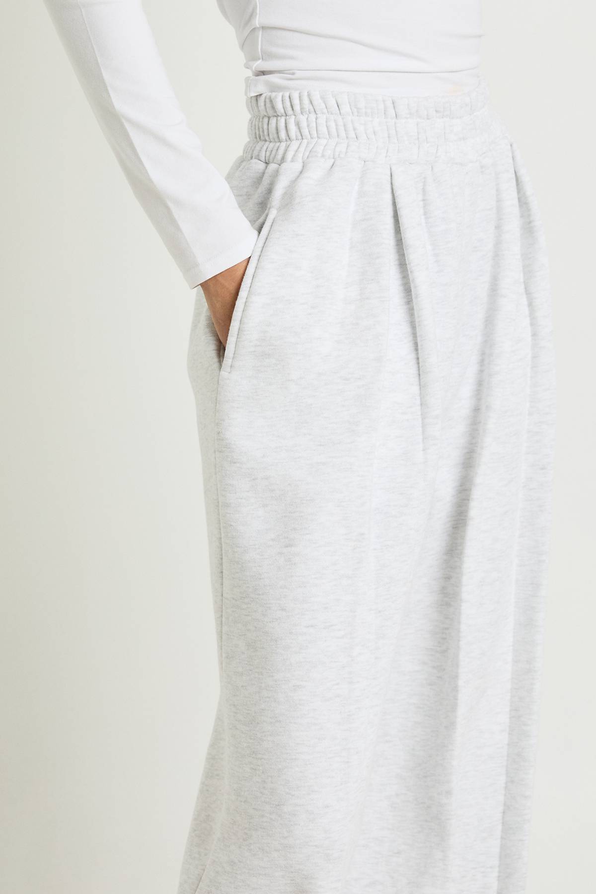 boohoo Jogger long à taille haute, détails plissés et jambe droite