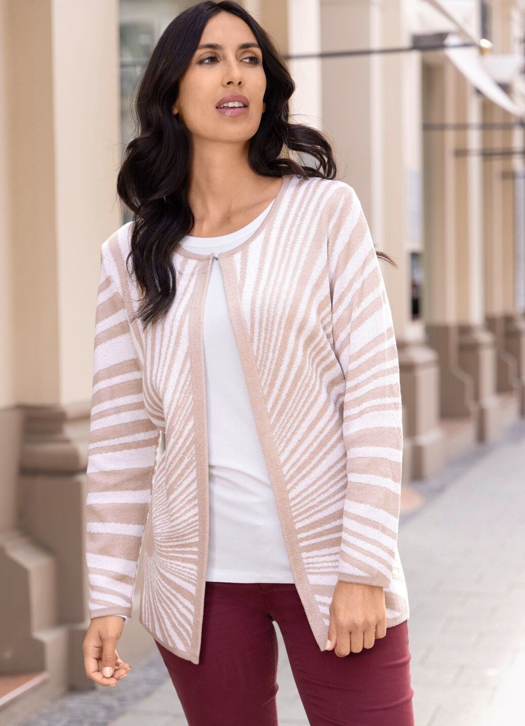 Strickjacke in Sonnenstrahlen-Dessin
