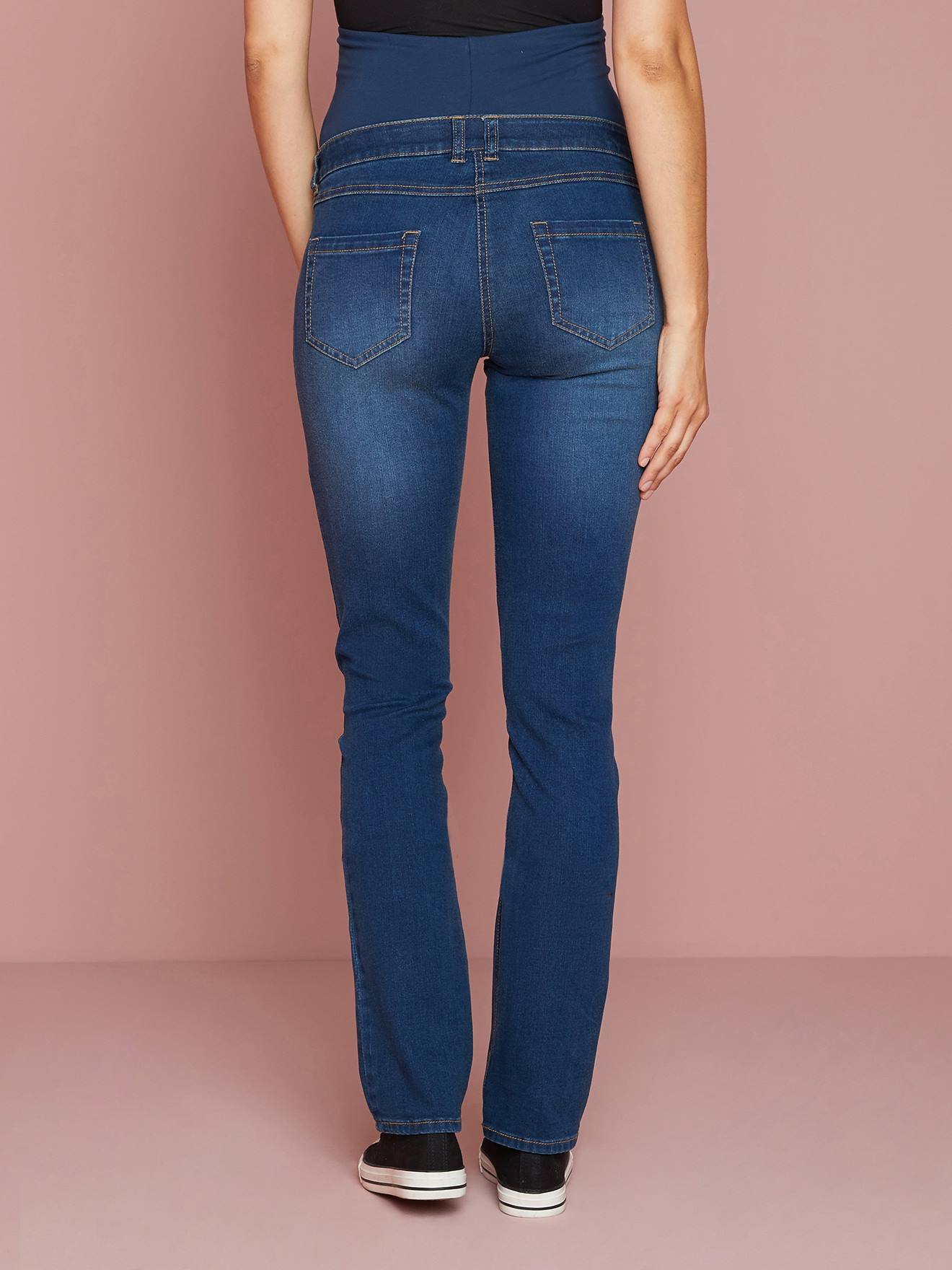 Calça jeans de gestante com corte reto e entrepernas de 85 cm. Cor preta lisa.