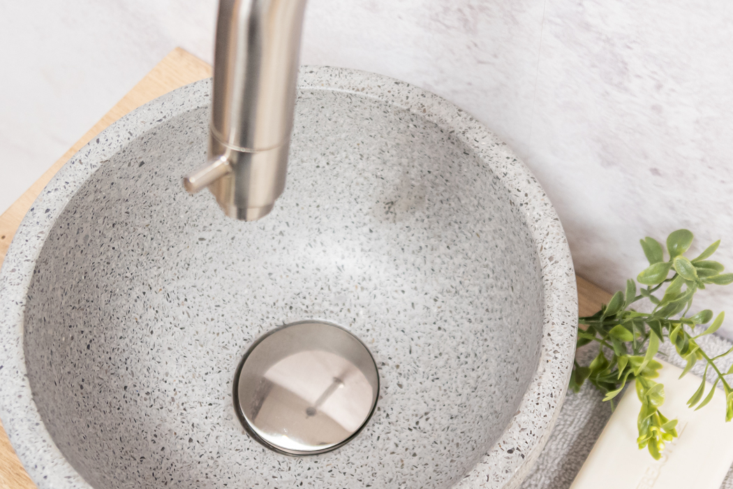 Saniclear Baru fonteinset met eiken plank, grijze terrazzo waskom en RVS kraan voor in het toilet