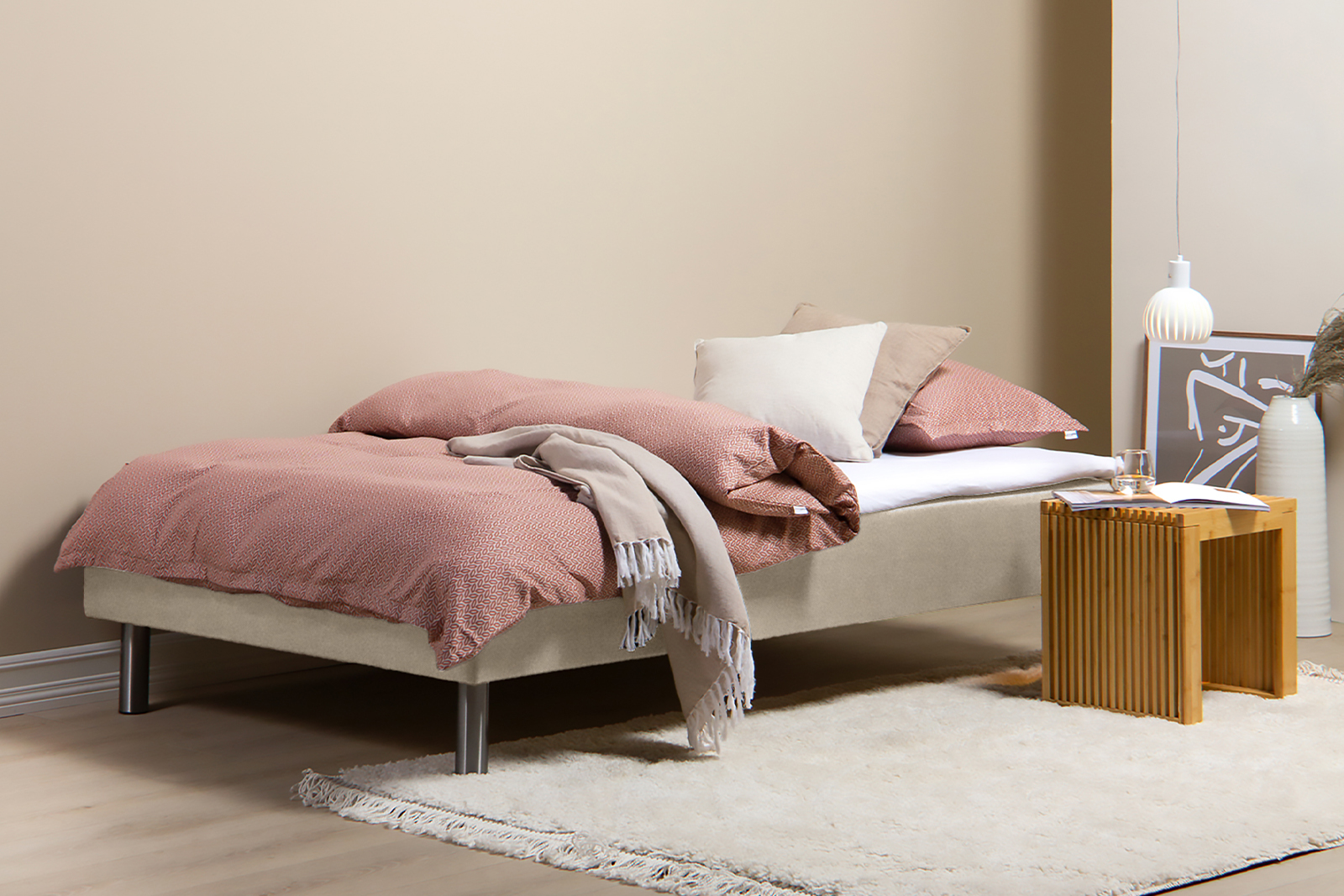 F1 rammemadrass 120x200 cm i tekstil Gandar 25 Beige med 5 cm overmadrass. Uten ben