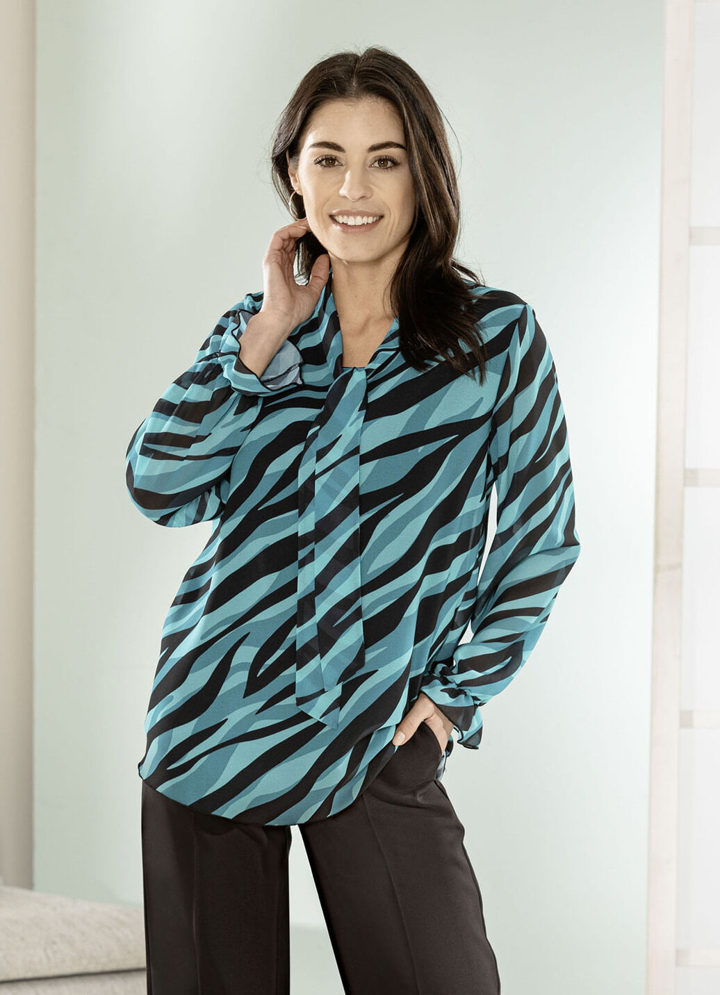 Bluse mit Schluppe am Halsausschnitt