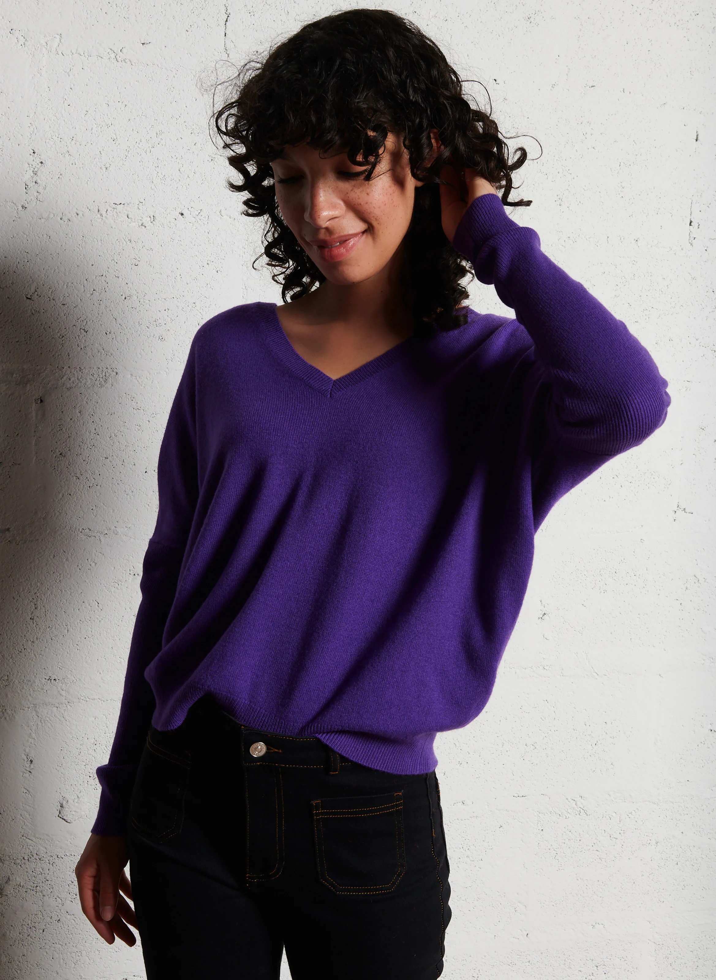 AUROLA - Pull ample col V à strass en laine et cachemire | Violet