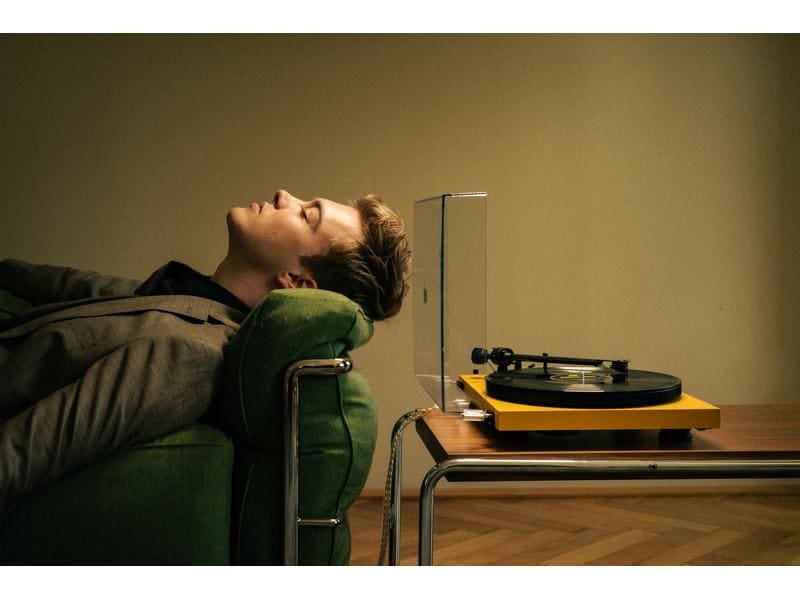 Pro-Ject Plattenspieler Debut Carbon EVO Walnuss Verfeinerter, klassischer Plattenspieler in ansprechendem Design