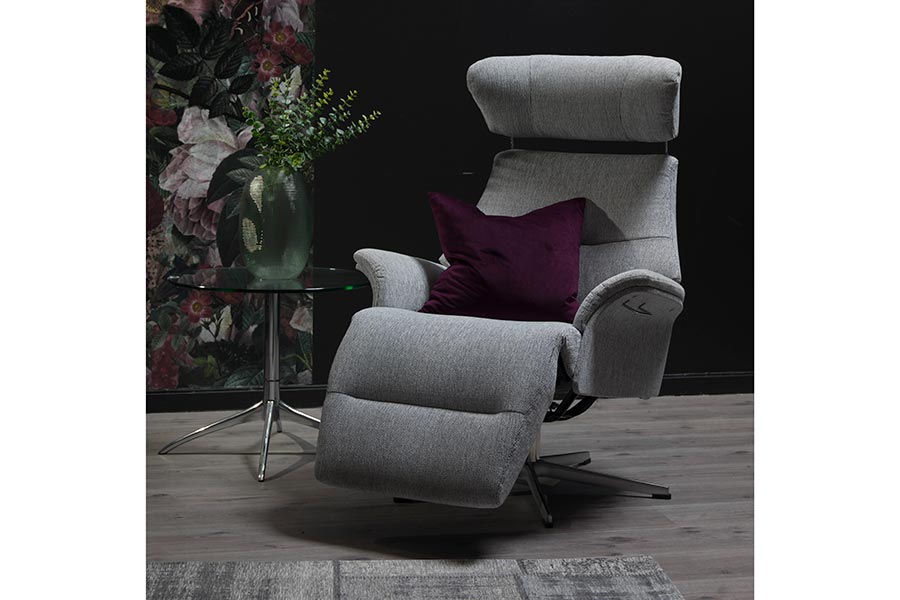 Air lenestol Stol med integrert fothviler. Tekstil Cortina 75 silver. Helkledde sider. Fot i aluminium med svingretur.