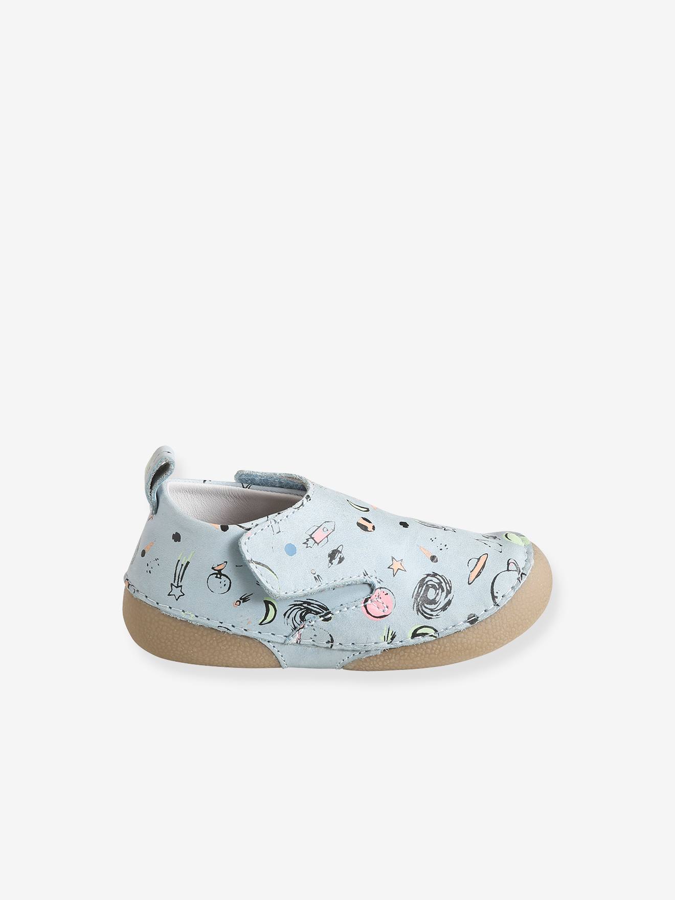 Pantufas de couro estampadas para bebê menino, tamanho médio com estampa azul.