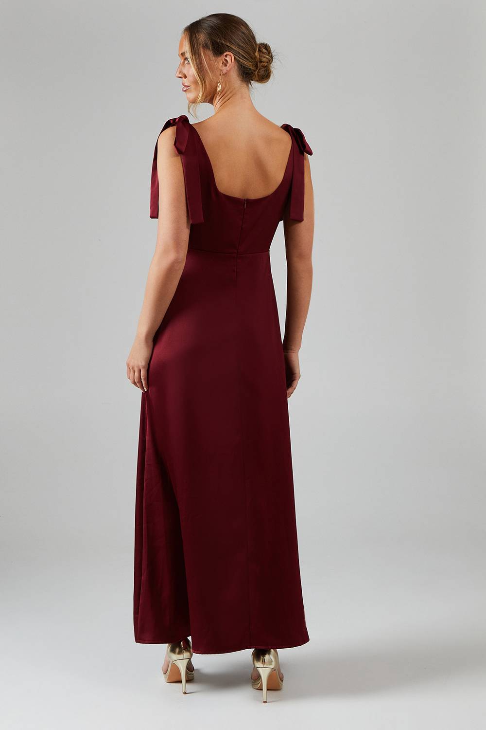 Oasis Robe De Demoiselle D'honneur Mi-longue En Satin Bordeaux Avec Nœuds Aux Épaules