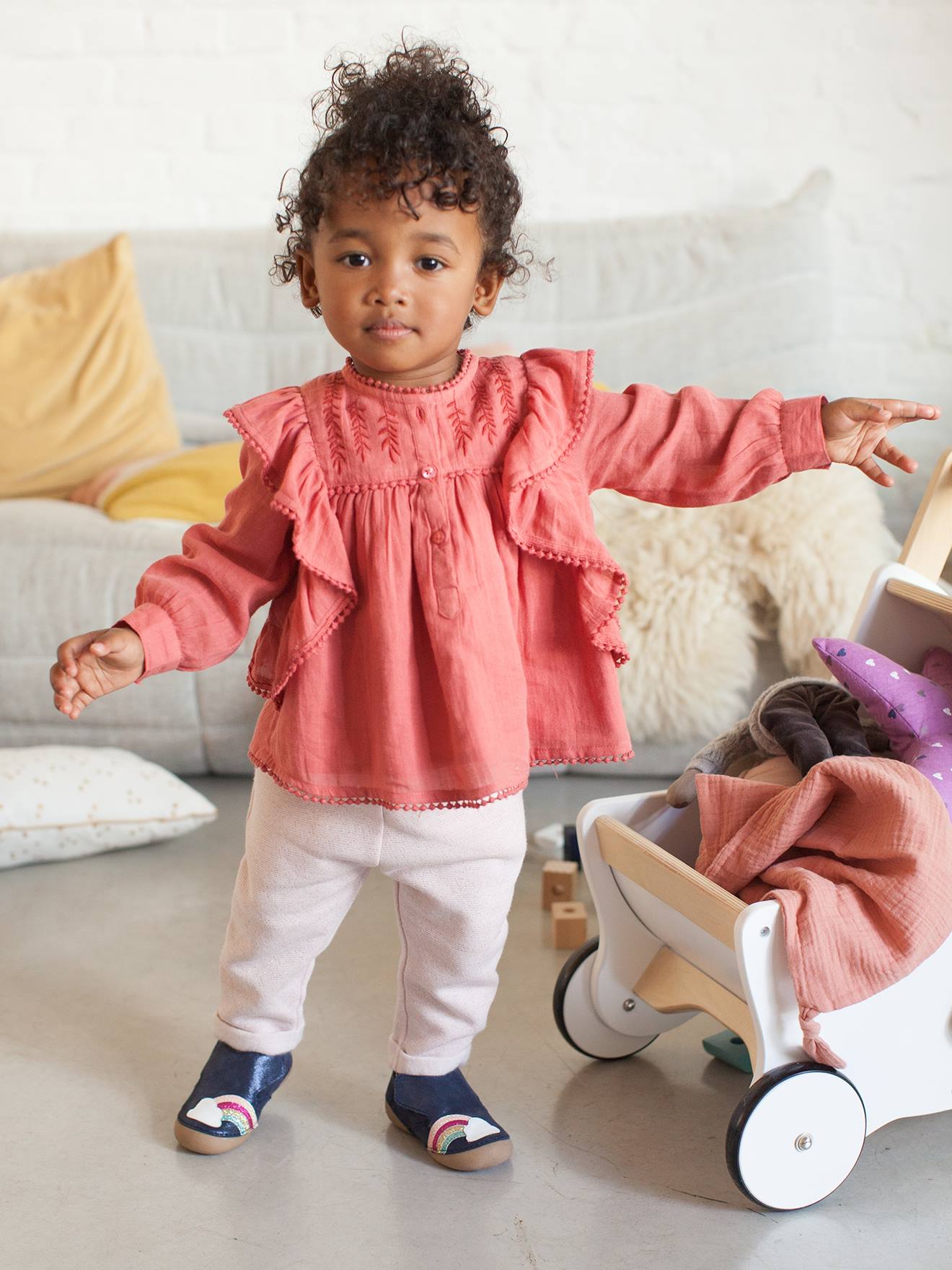 Pantufas de bebê em couro claro, lisas em azul escuro com estampas.
