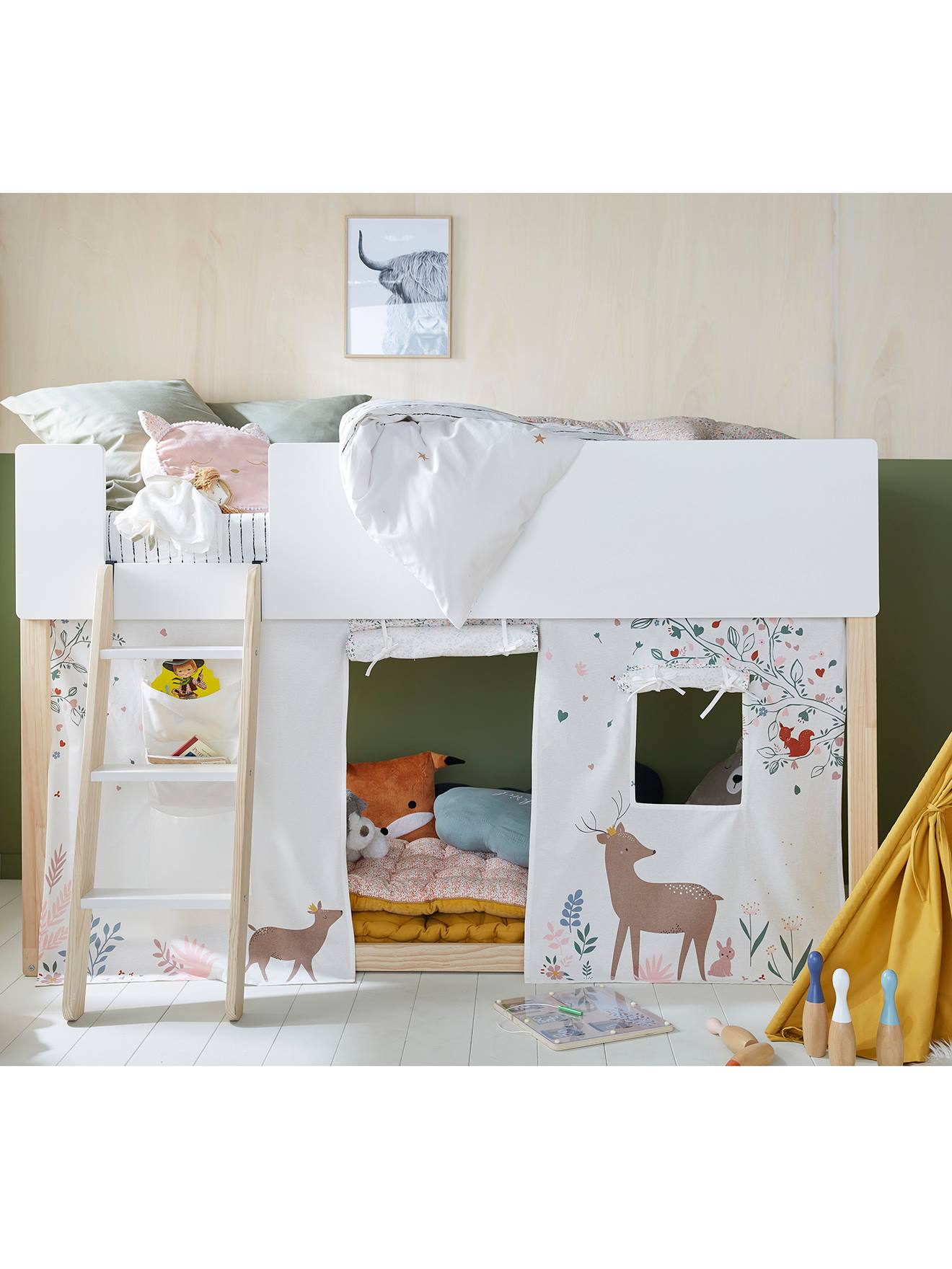 Tenda de cama reversível Floresta Encantada, tamanho médio, branca lisa com estampas.