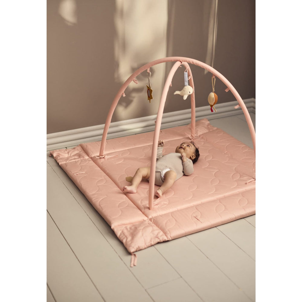 Køb FILIBABBA Misty Rose Activity Nest Soft Quilt