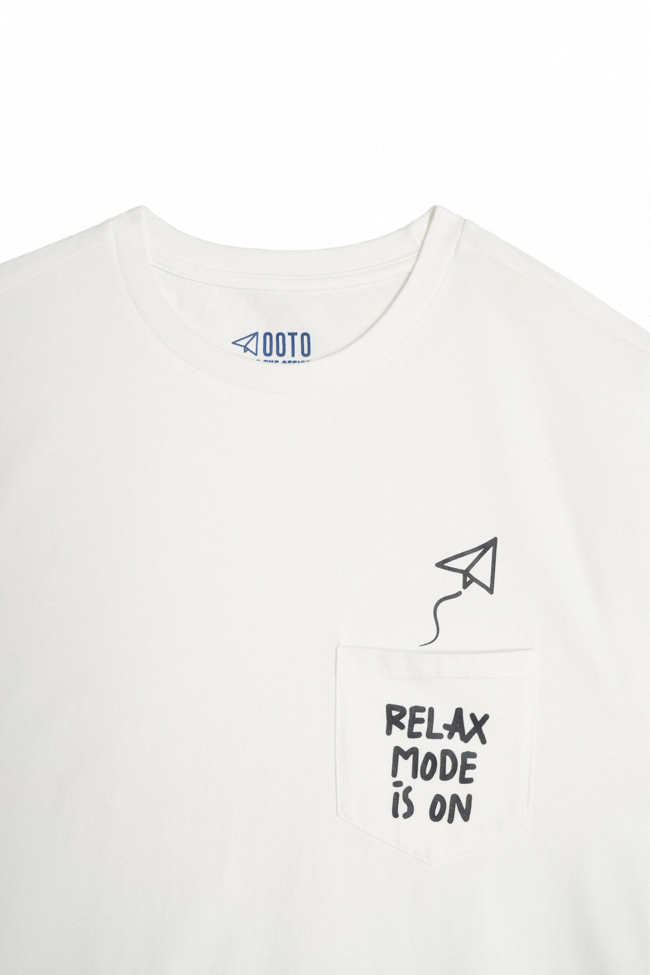 Camiseta Relax Mode com Bolso - Marfim