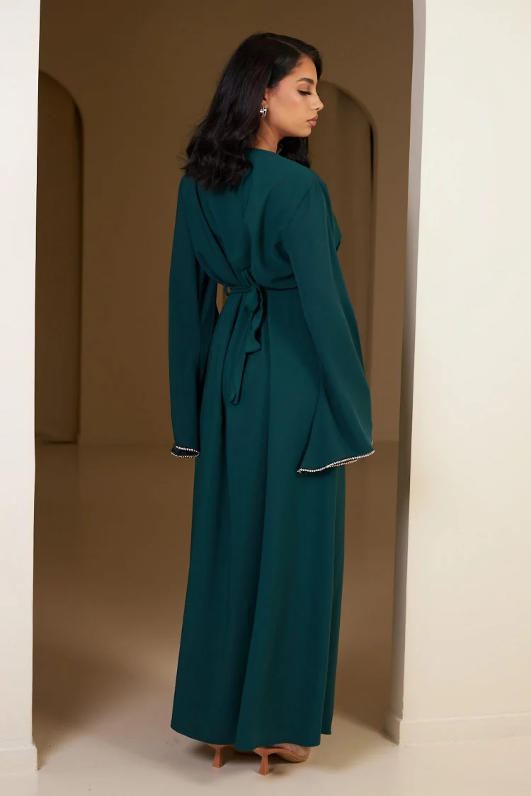 Robe bleu canard ceinturée à perle sur les manches