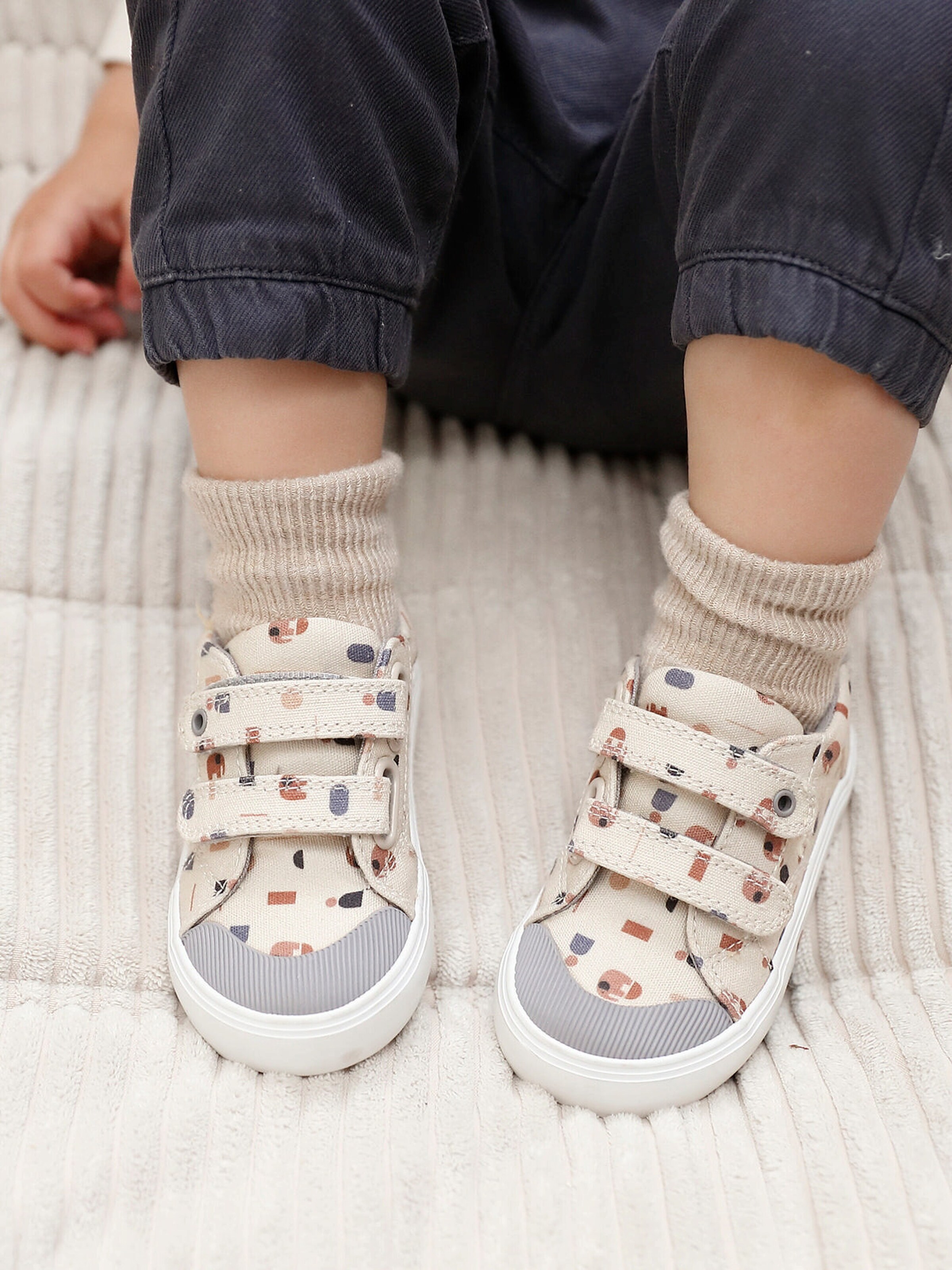 Vertbaudet Baby Stoffsneakers mit Klettriemchen beige bedruckt