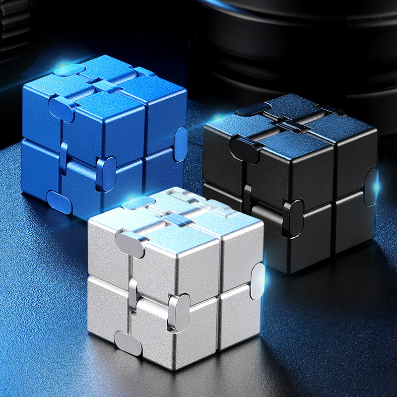 (4x4cm) Mini 3D Zauberwürfel Geometrischer Infinity Würfel Magic Cube Anti Stress Flip Spiel - Silber