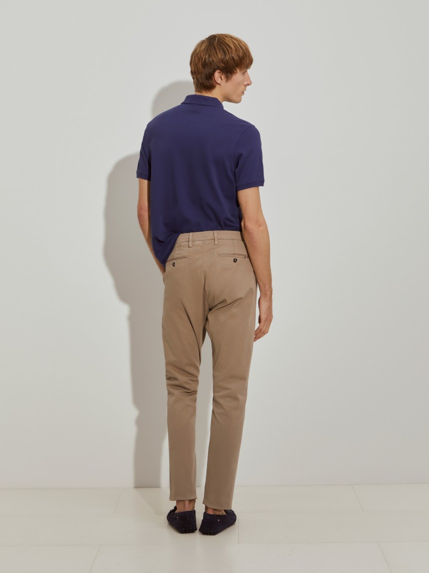 Calças chino regular fit com pregas