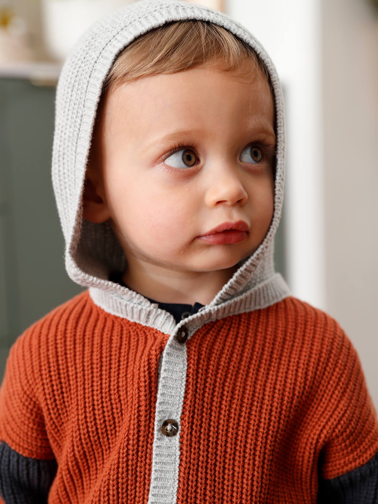 Casaquinho de tricô para bebê com capuz, vermelho escuro liso com estampas.