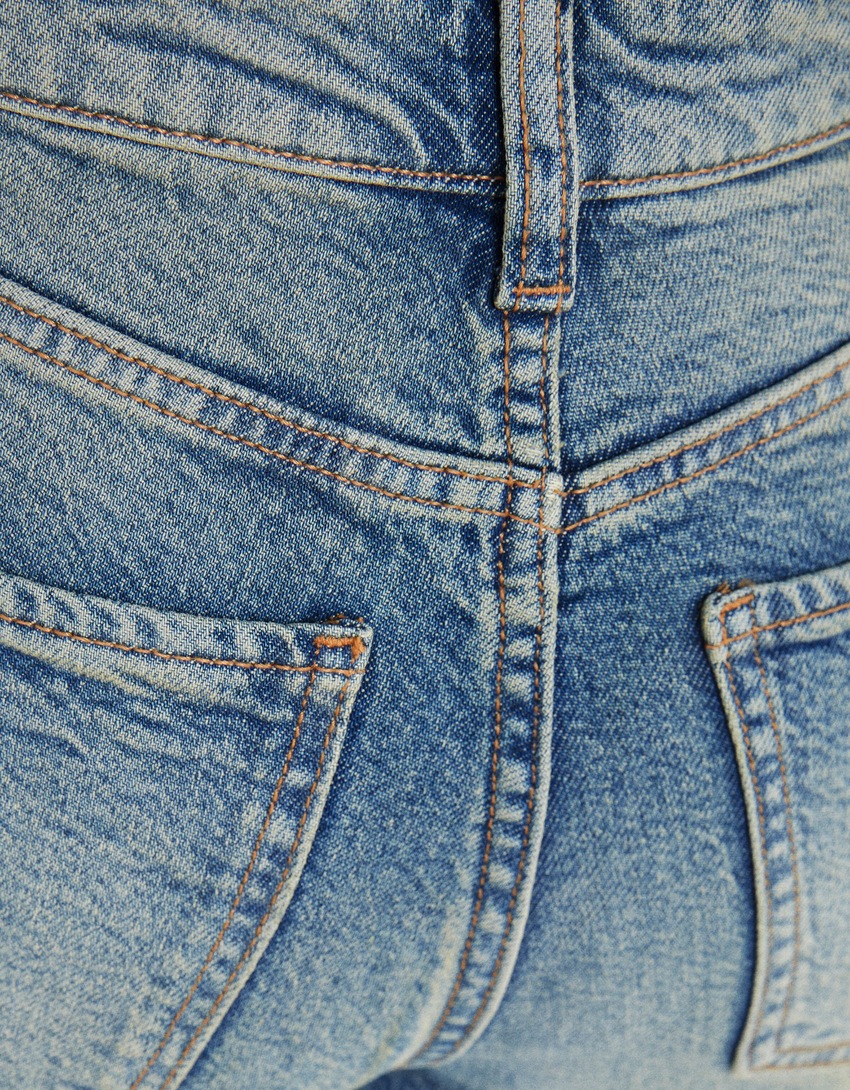 Calça jeans cropped boca de sino