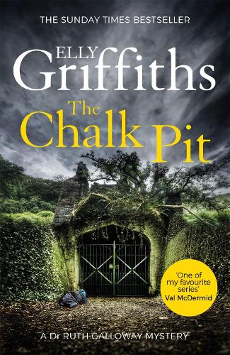 The Chalk Pit: The Dr Ruth Galloway Mysteries 9 - The Dr Ruth Galloway Mysteries (Paperback)