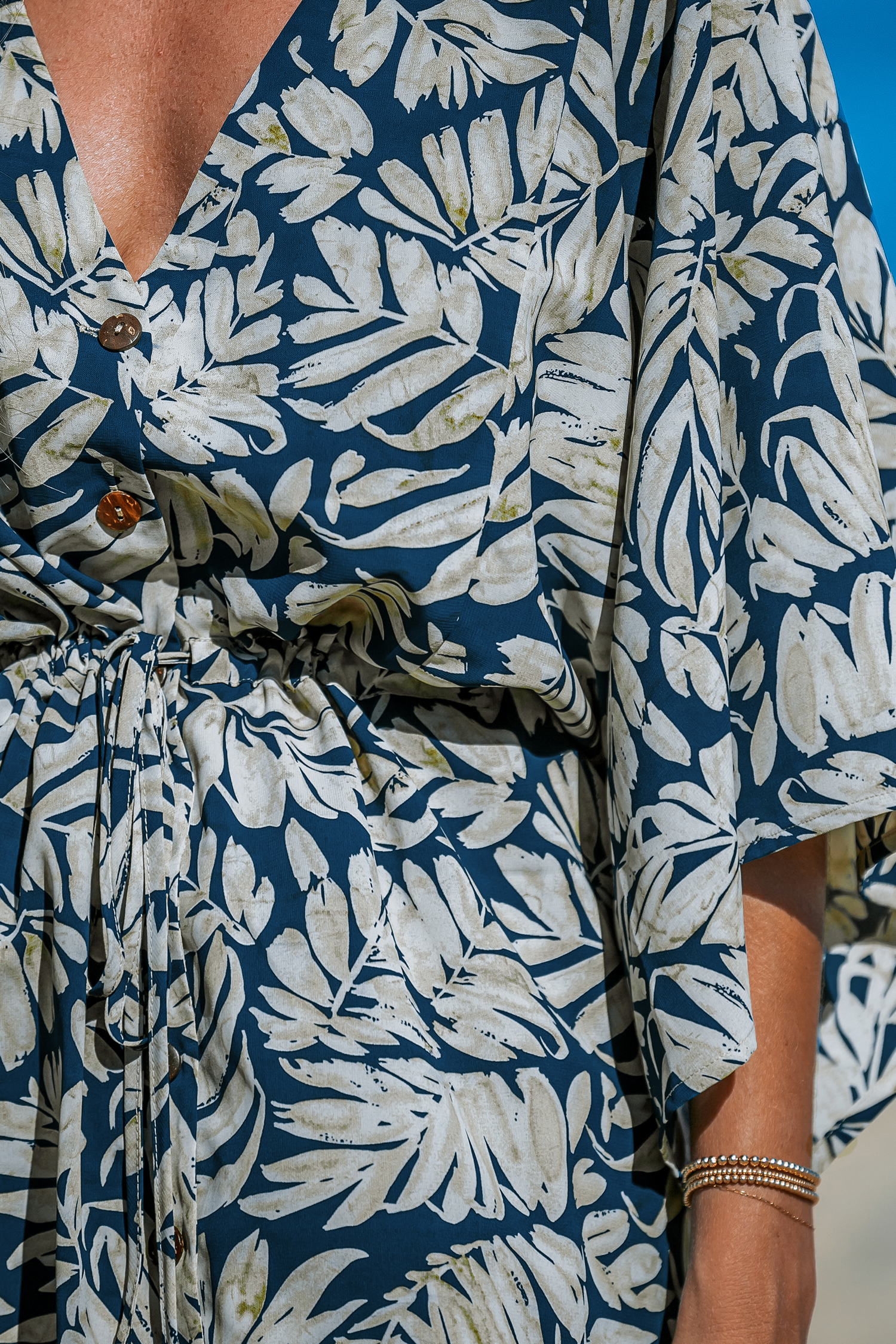 Robe mini à manches évasées et col en V tropicale