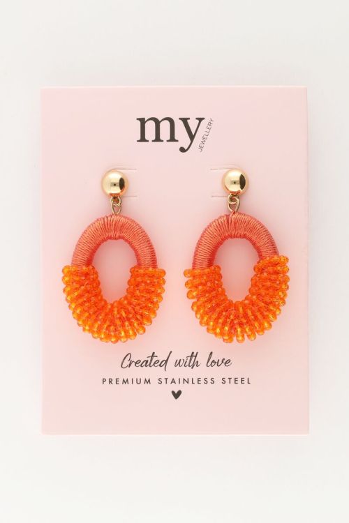 Oranje statement oorbellen met kraaltjes