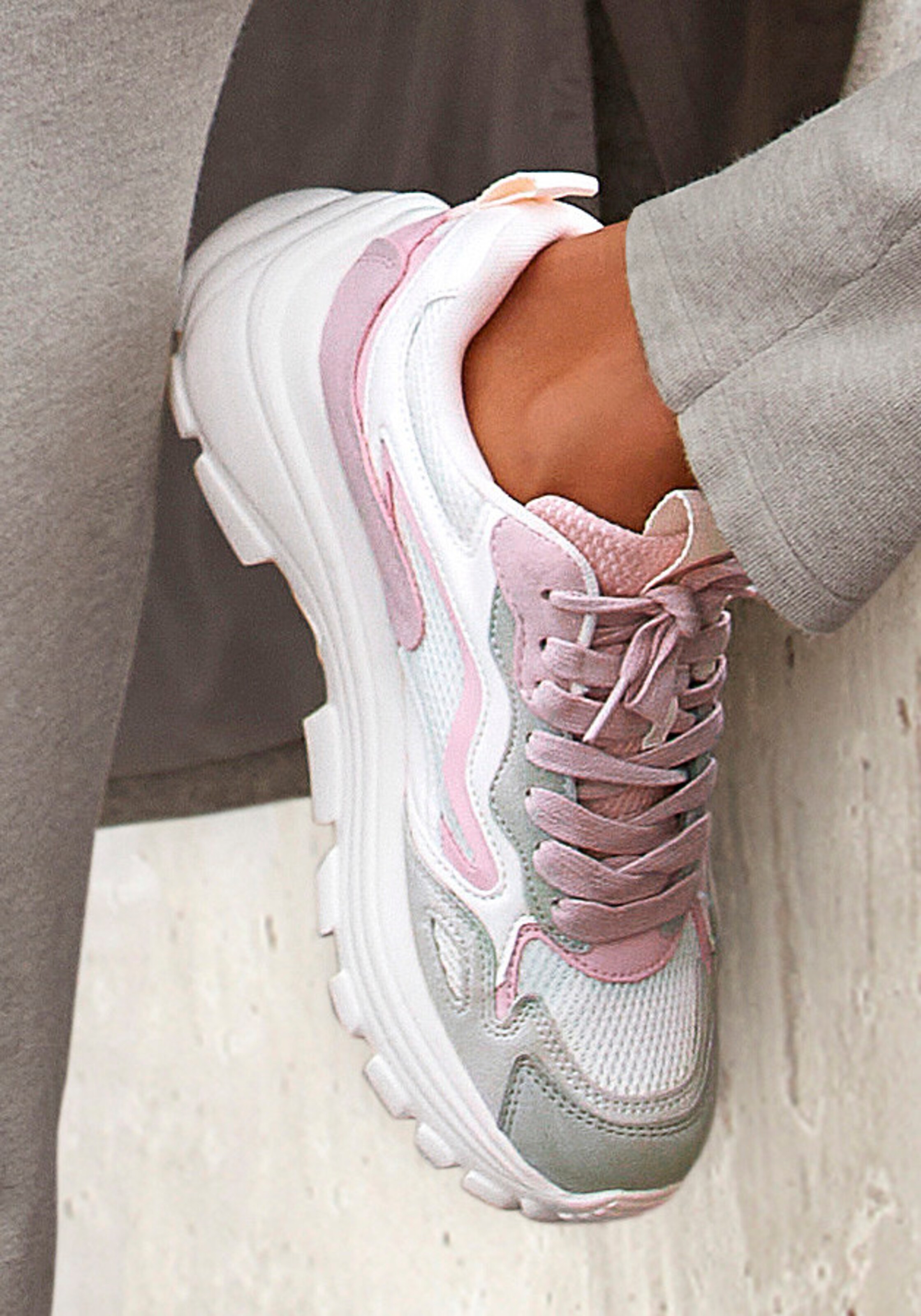 LASCANA Sneaker in weiß