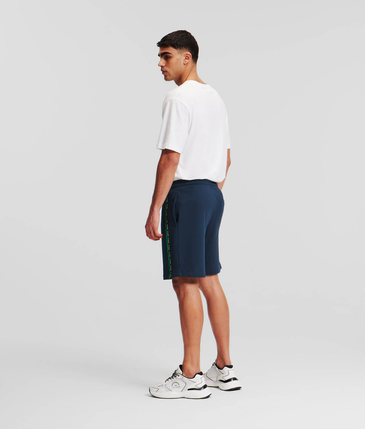 SHORT RAYÉ AVEC LOGO