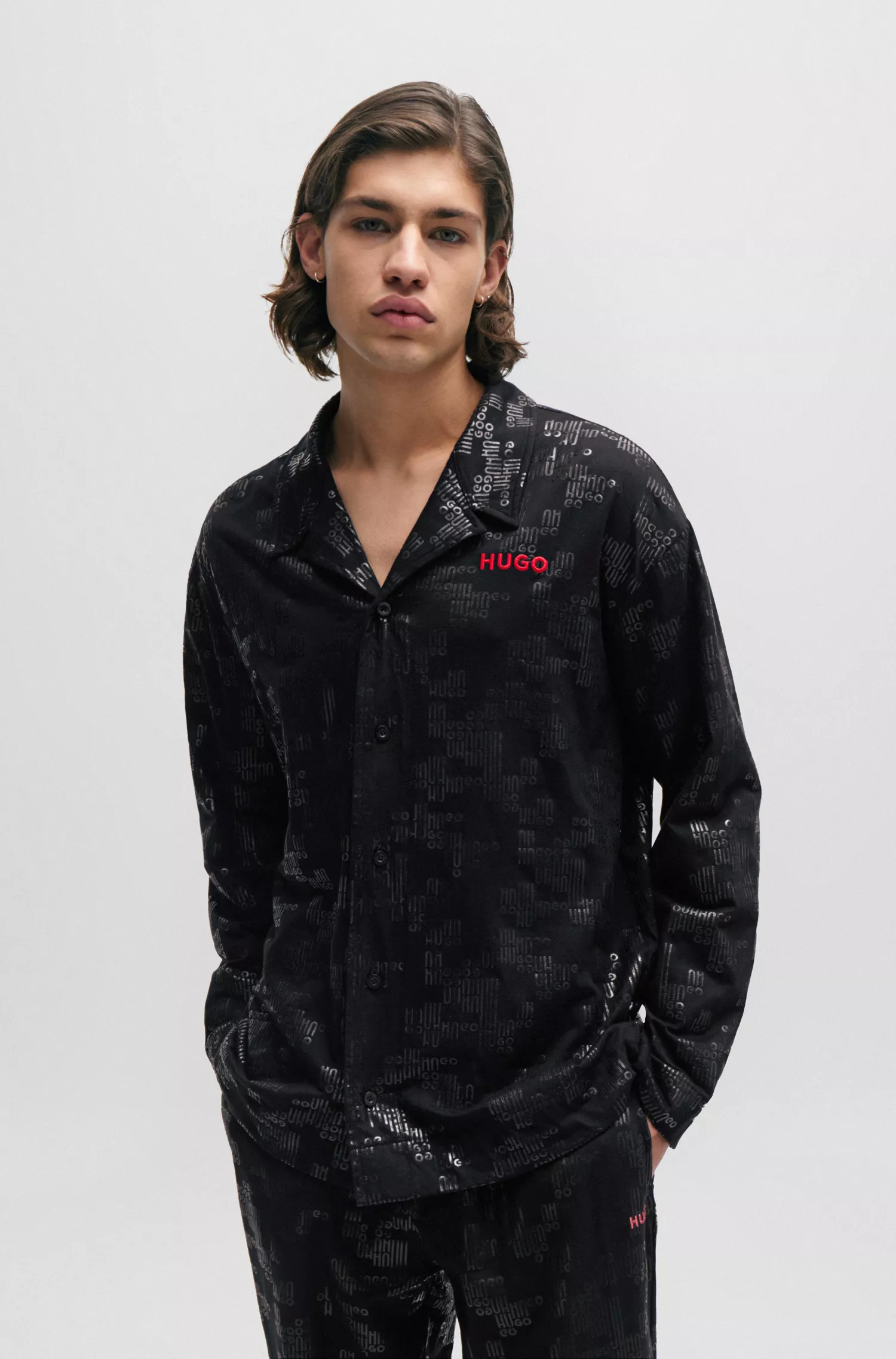 Pijama HUGO vermelho em malha de algodão, modelagem folgada e com logotipos estampados.