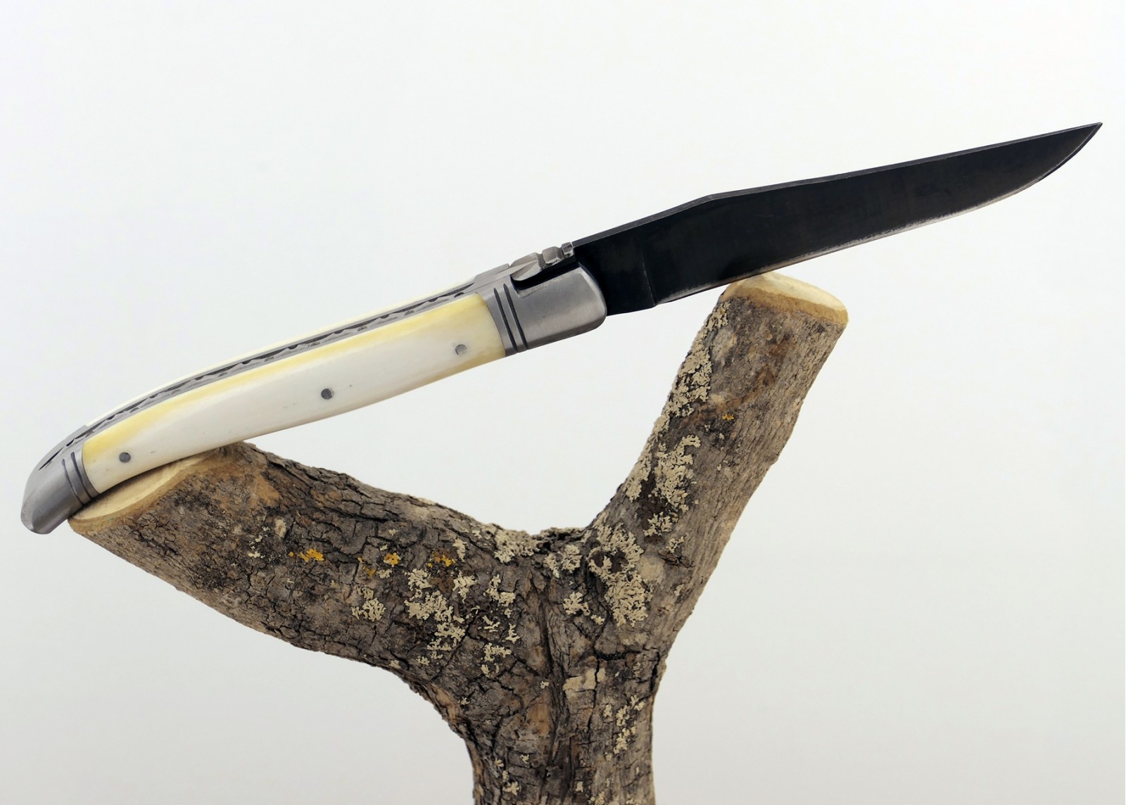 Couteau Laguiole avec un manche en Os et lame brute