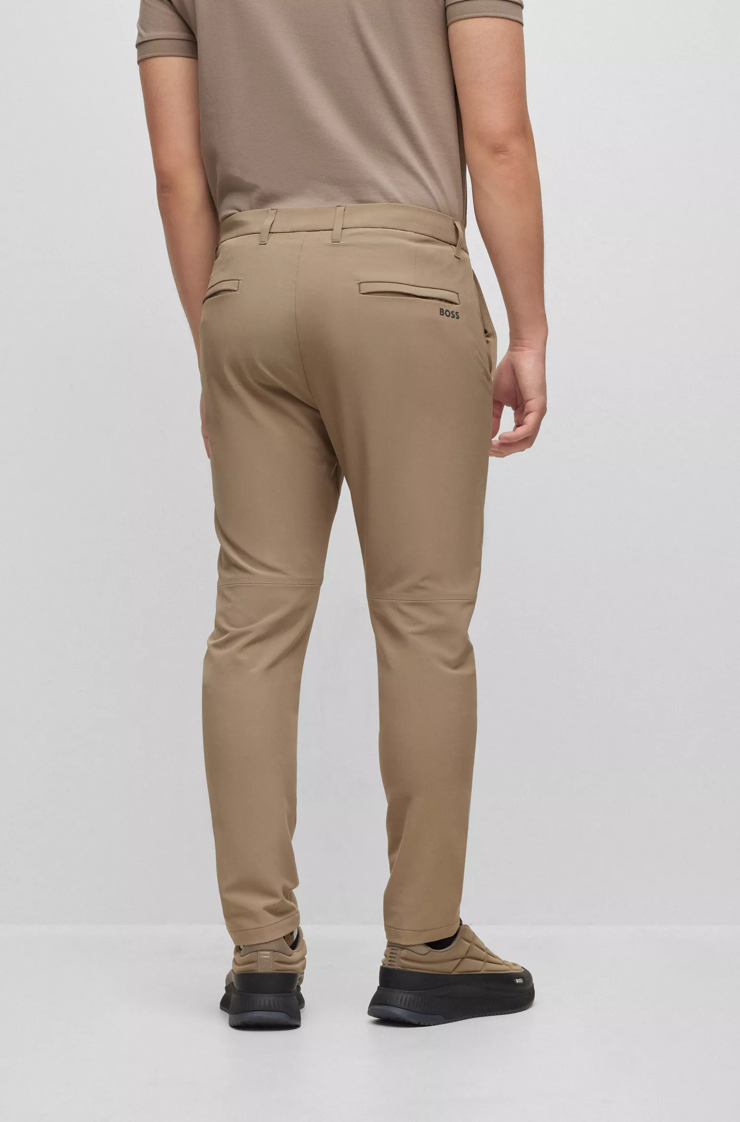 Calça chino BOSS verde-slim em tecido elástico em quatro direções, fácil de passar.