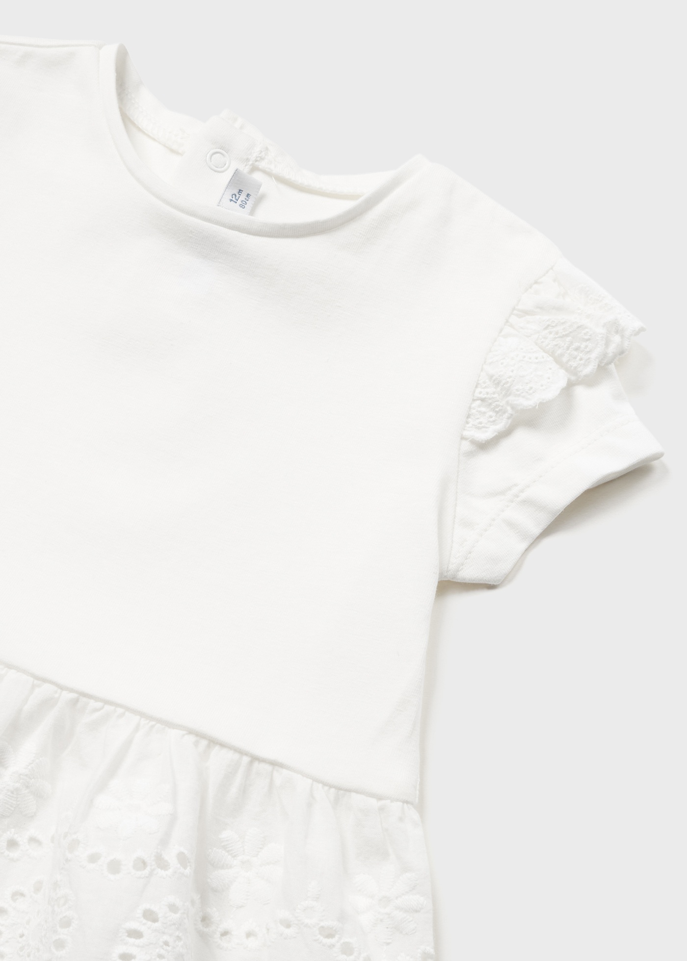 Camiseta com estampa perfurada feita de algodão sustentável para bebês