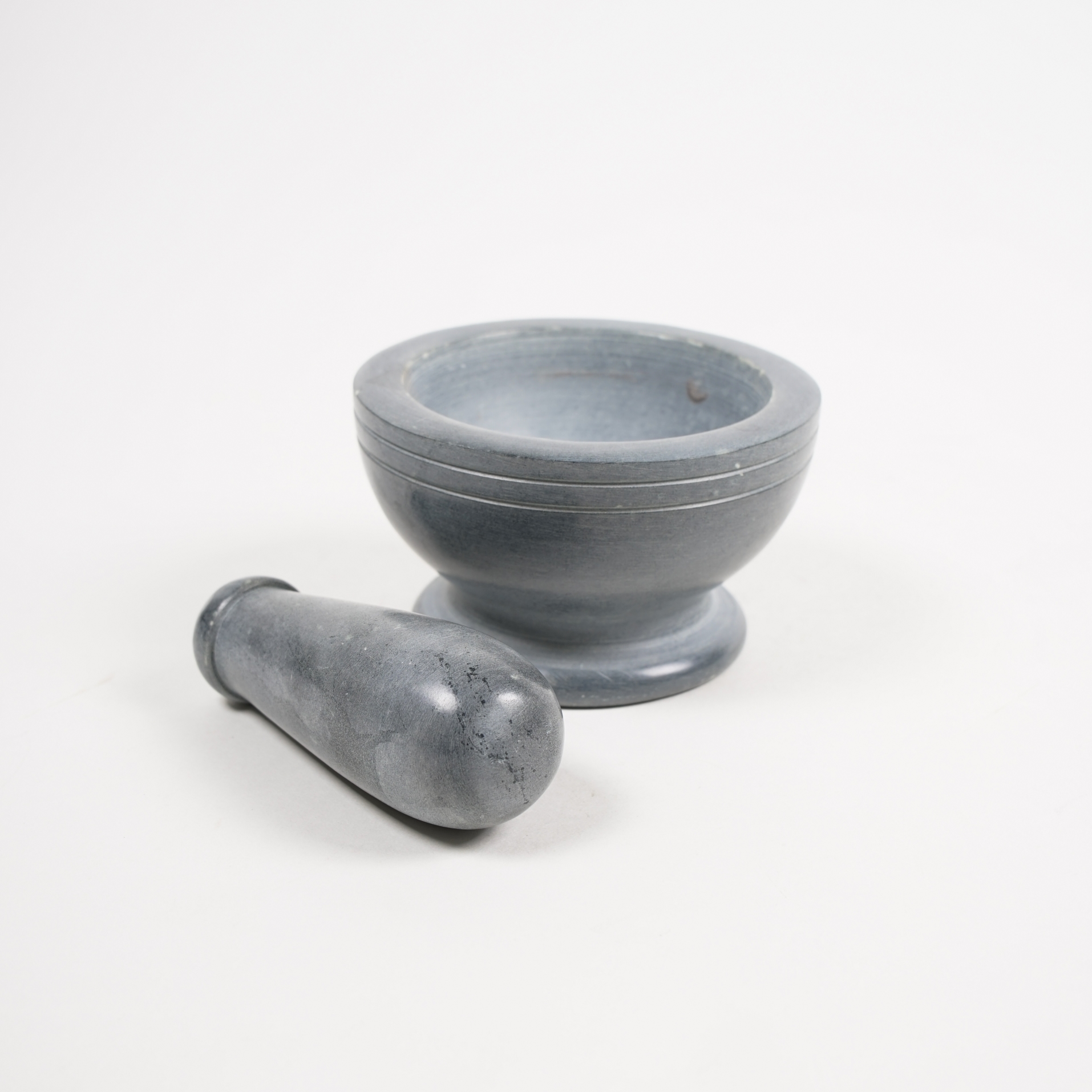 Mörser und Stößel, aus Speckstein, grau, Ø 10 cm, H 6 cm zu 11,80