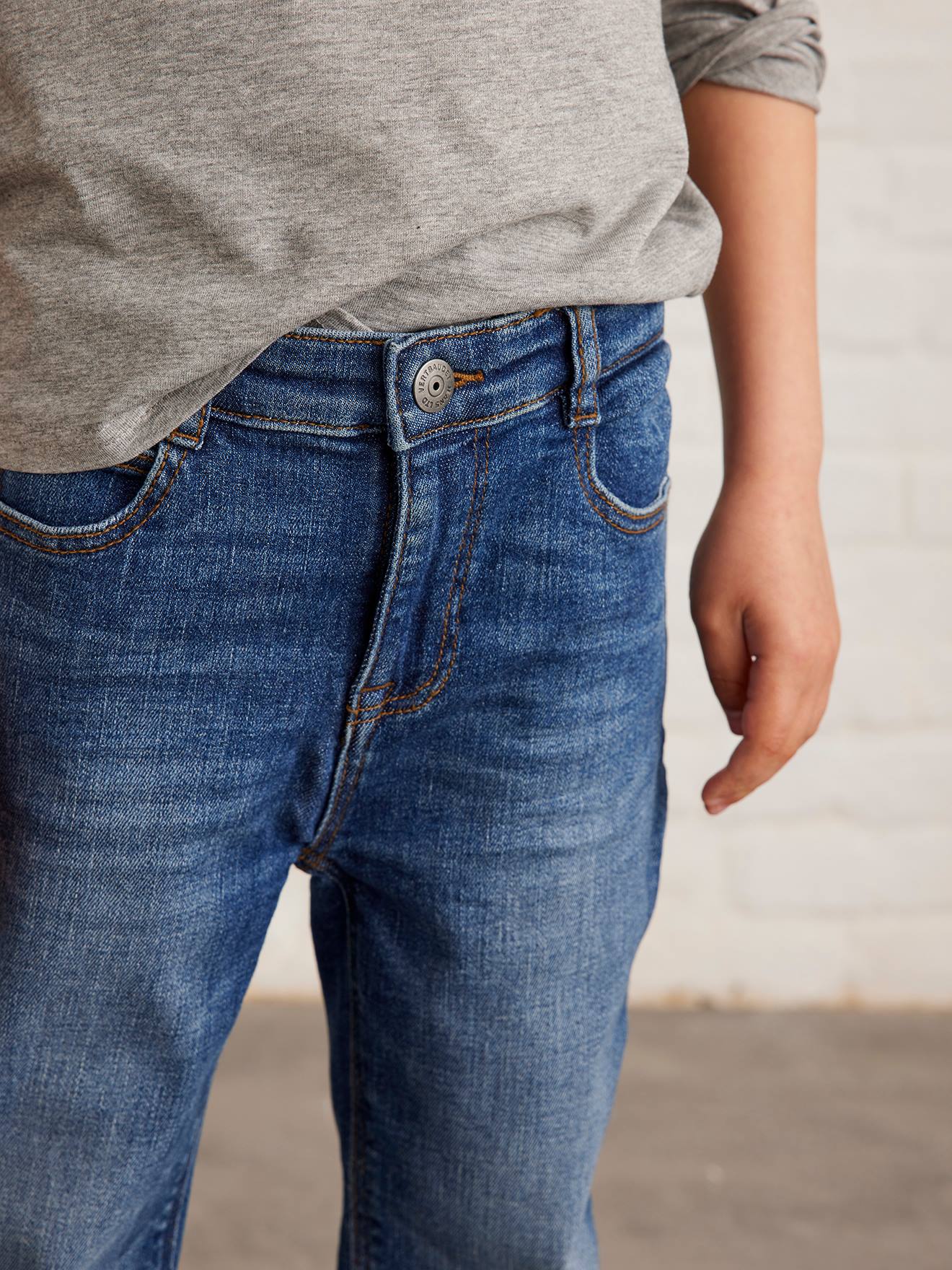 Calça jeans folgada e de cintura baixa para meninos, em denim cinza.