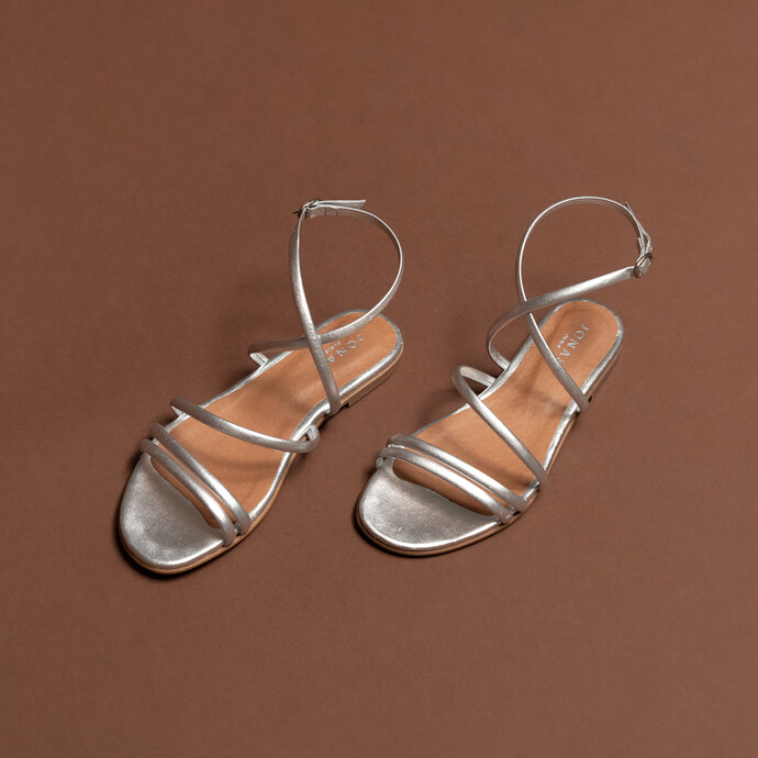 Sandales plates à brides et lanières  en cuir métallisé argent