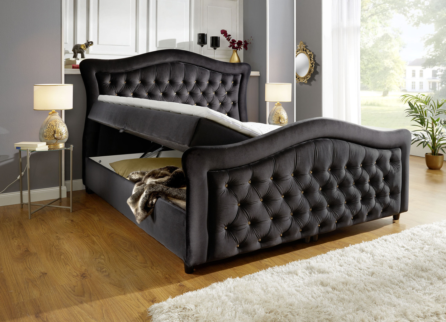 Boxspringbett mit gepolsterten Kopf- und Fußteil