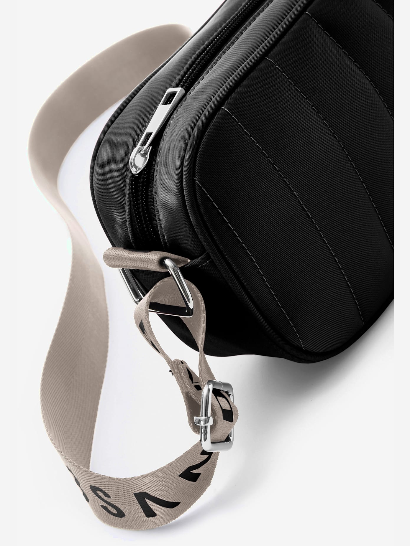 Mini-sac avec matelassage tendance et logo imprimé sur la bandoulière
