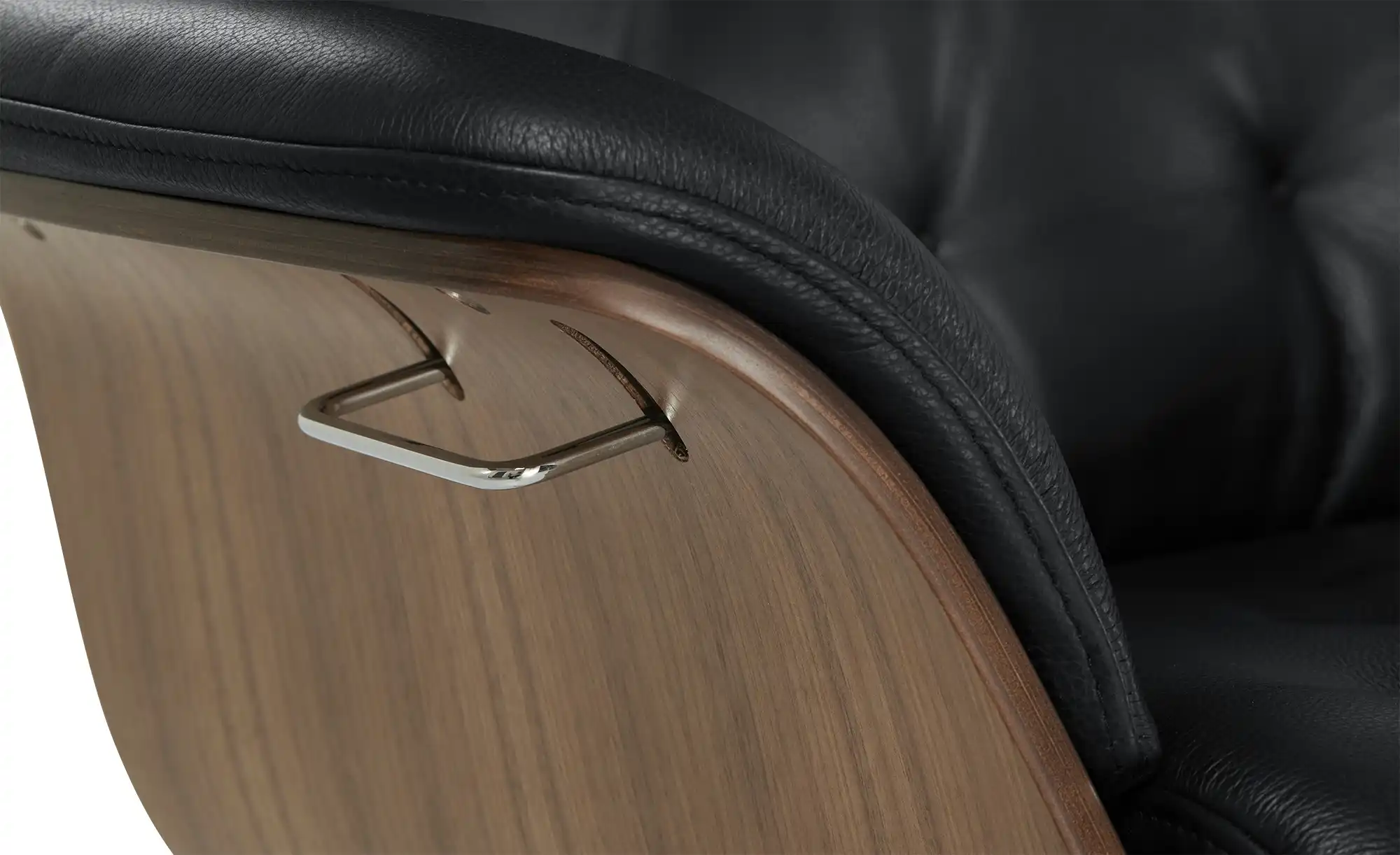 Sessel in Leder mit Knopfnaht Timeout