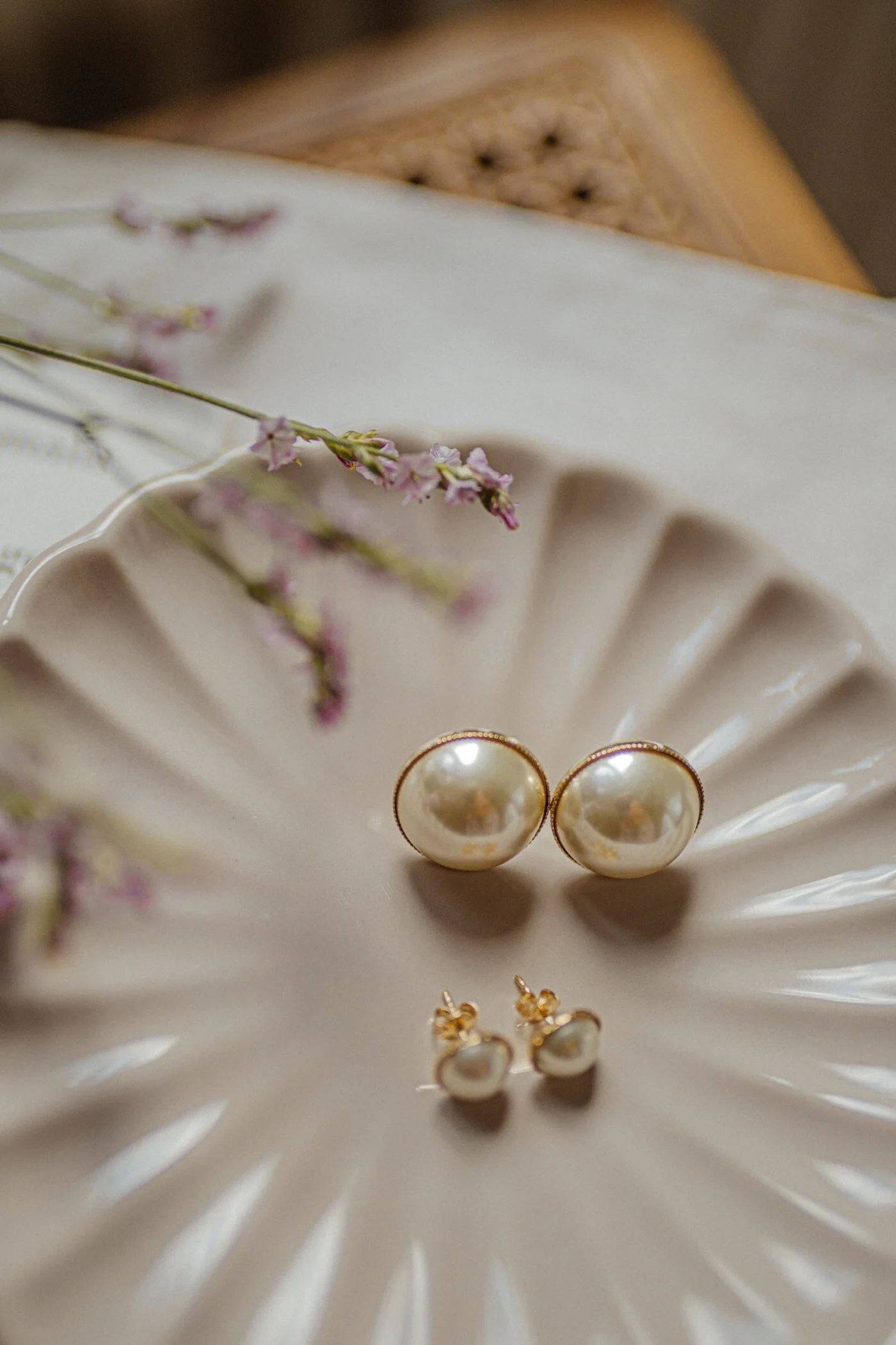 NÉLYA - Maxi boucles d'oreilles puces perles doré à l'or fin | Doré
