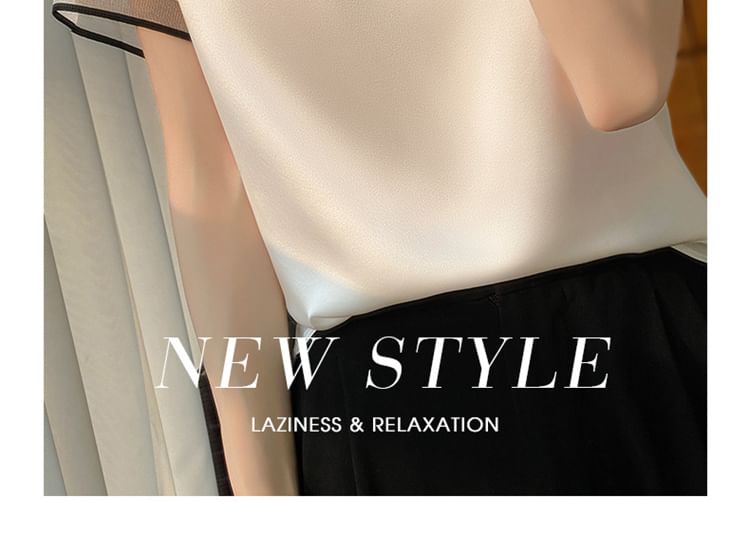 Weelop - Satijnen blouse met korte mouwen, ronde hals, mesh paneel en contrasterende rand