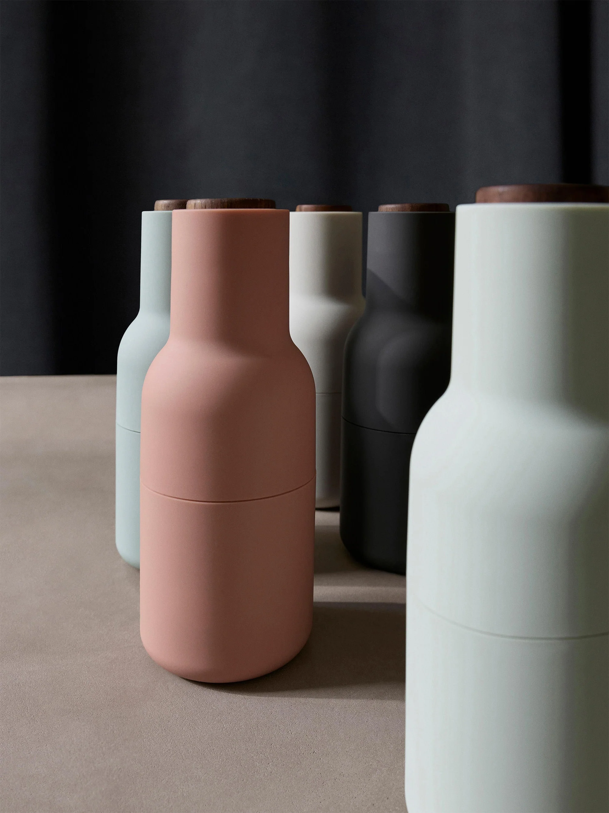 Zout- en peperstrooier Bottle Grinder met walnoothouten deksel, 2-delig