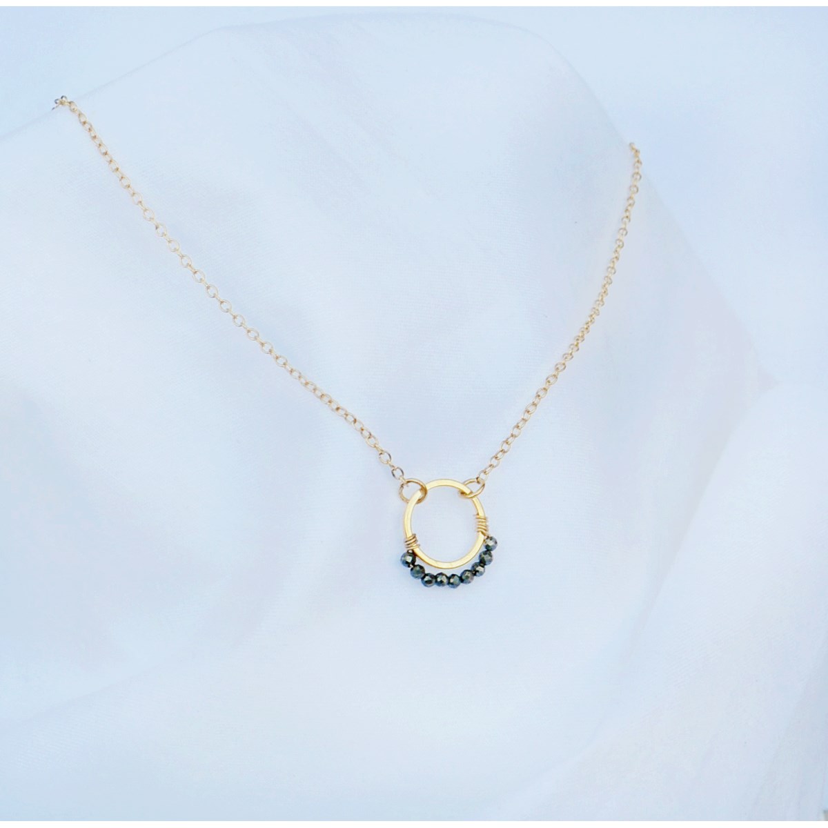 Collier délicat minimaliste chaîne anneaux et perles d'hématite doré à l 'or fin