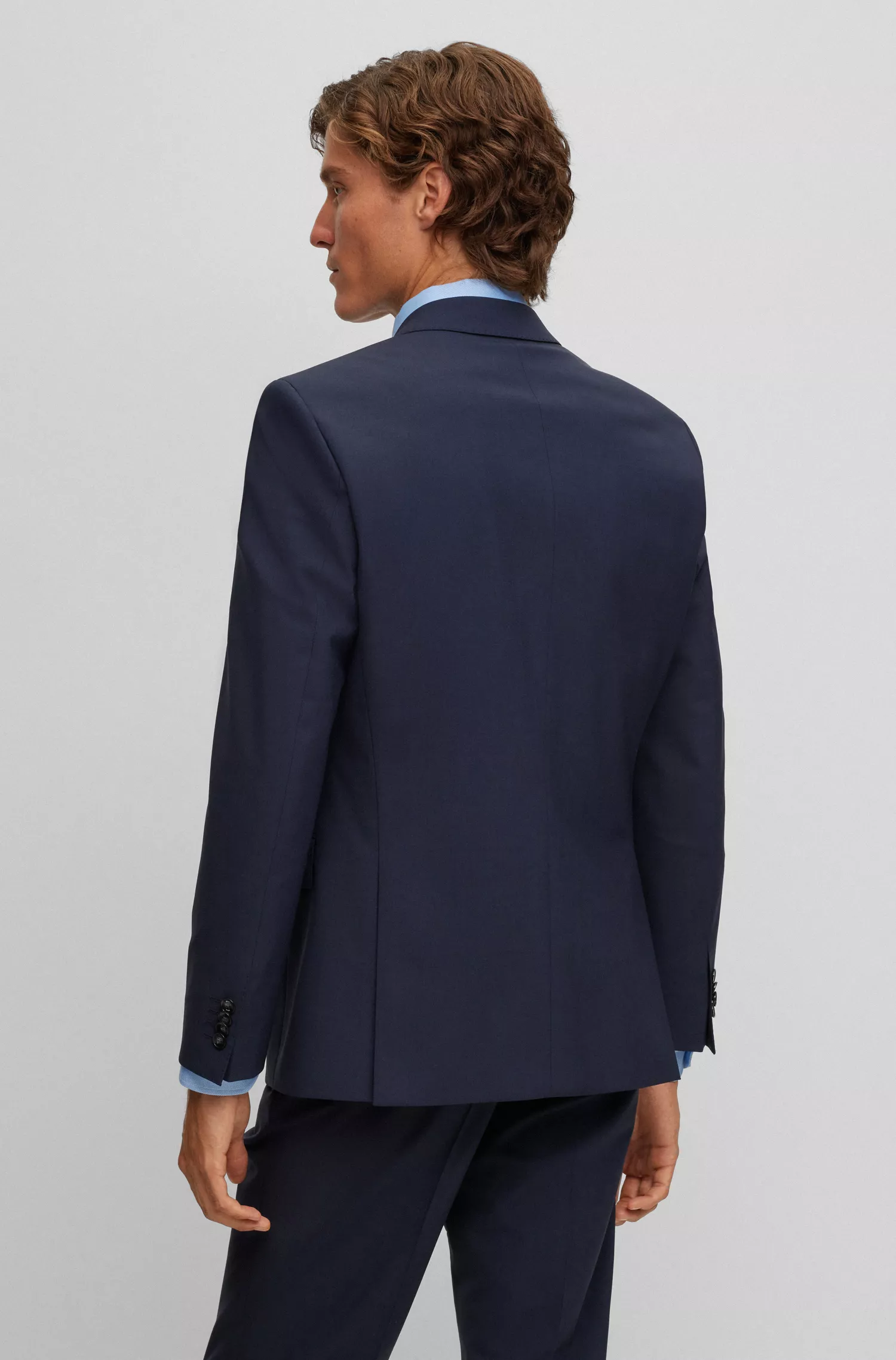 Terno BOSS preto, corte slim, em lã virgem elástica.
